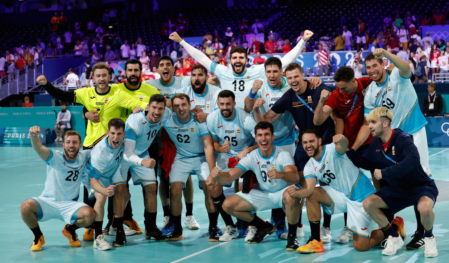 Los jugadores españoles celebran la victoria ante Croacia durante el partido de ronda preliminar de balonmano masculino, entre España y Croacia, en los Juegos Olímpicos París 2024