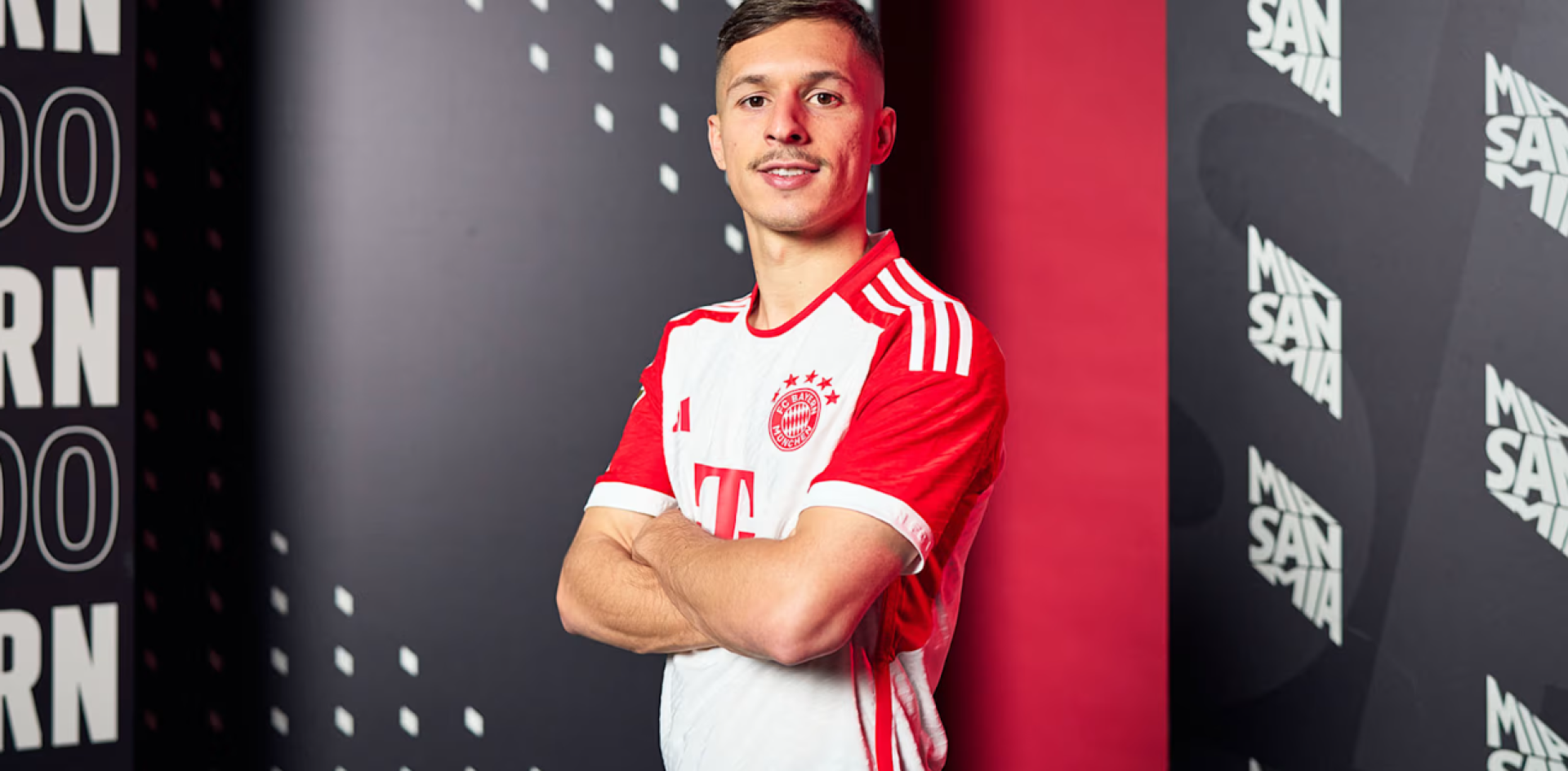 Bryan Zaragoza, cuando fue presentado con el Bayern de Munich