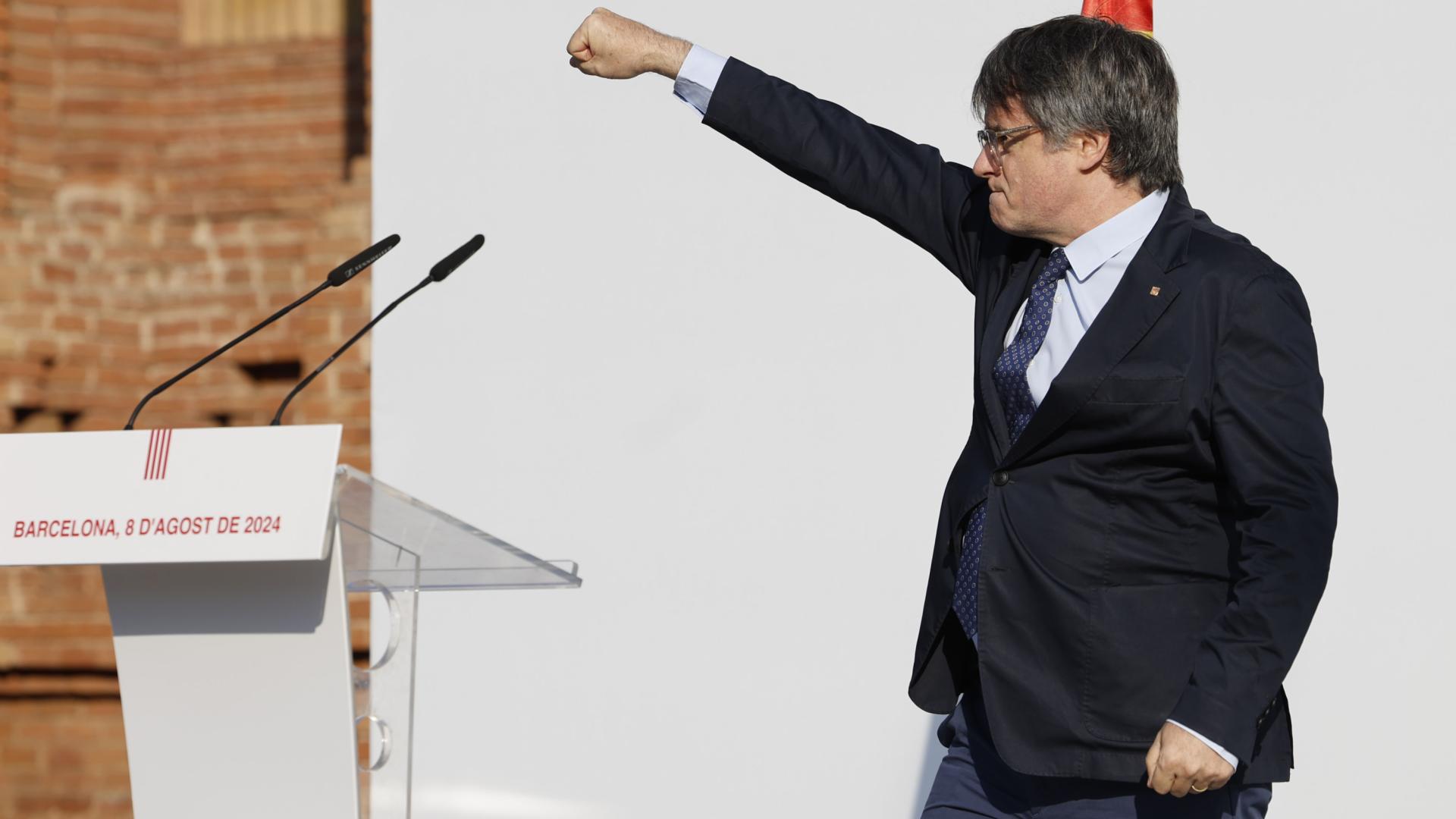 Carles Puigdemont arenga a las masas en su regreso visto y no visto