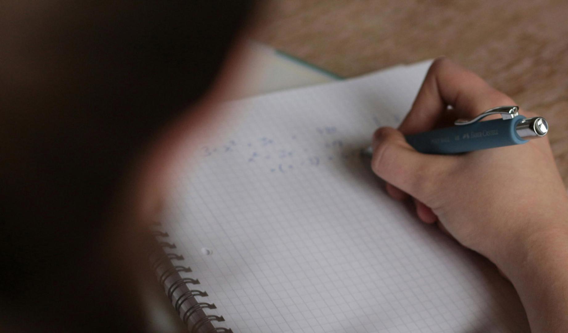 Un estudiante realiza un examen