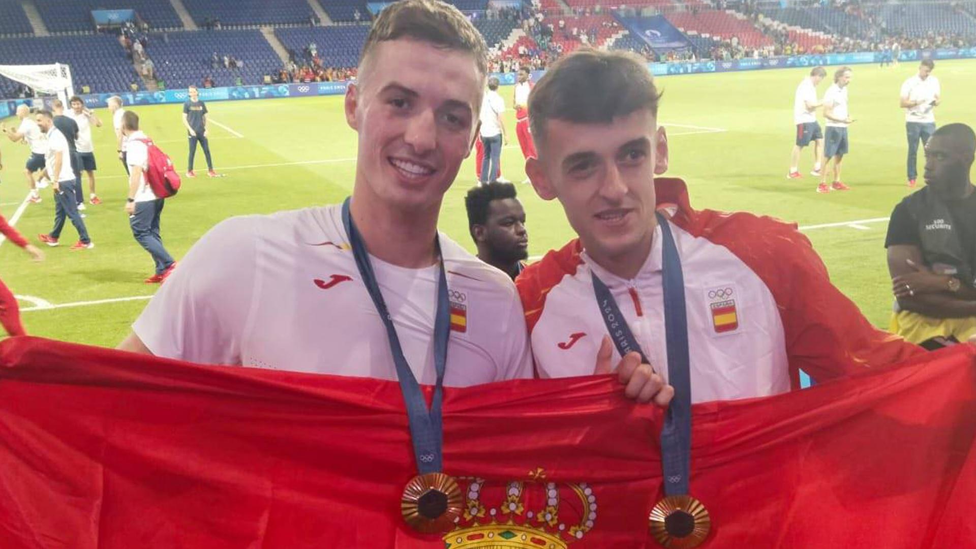 Jon Pacheco y Aimar Oroz muestran la bandera de Navarra tras ganar el oro olímpico