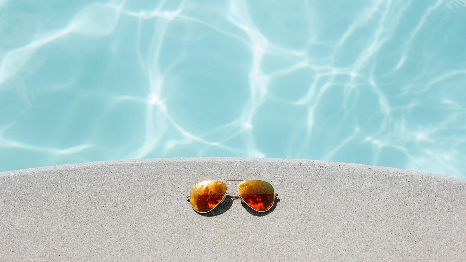 Imagen de archivo de unas gafas de sol en una piscina