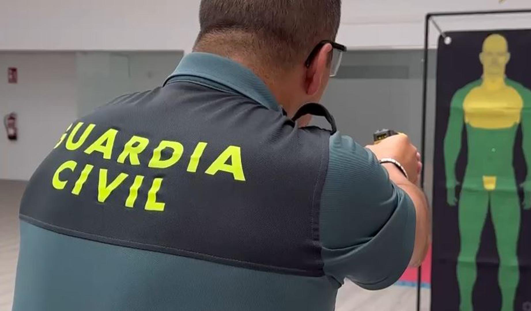 Un agente de la Guardia Civil muestra cómo se utiliza una pistola eléctrica incapacitante
