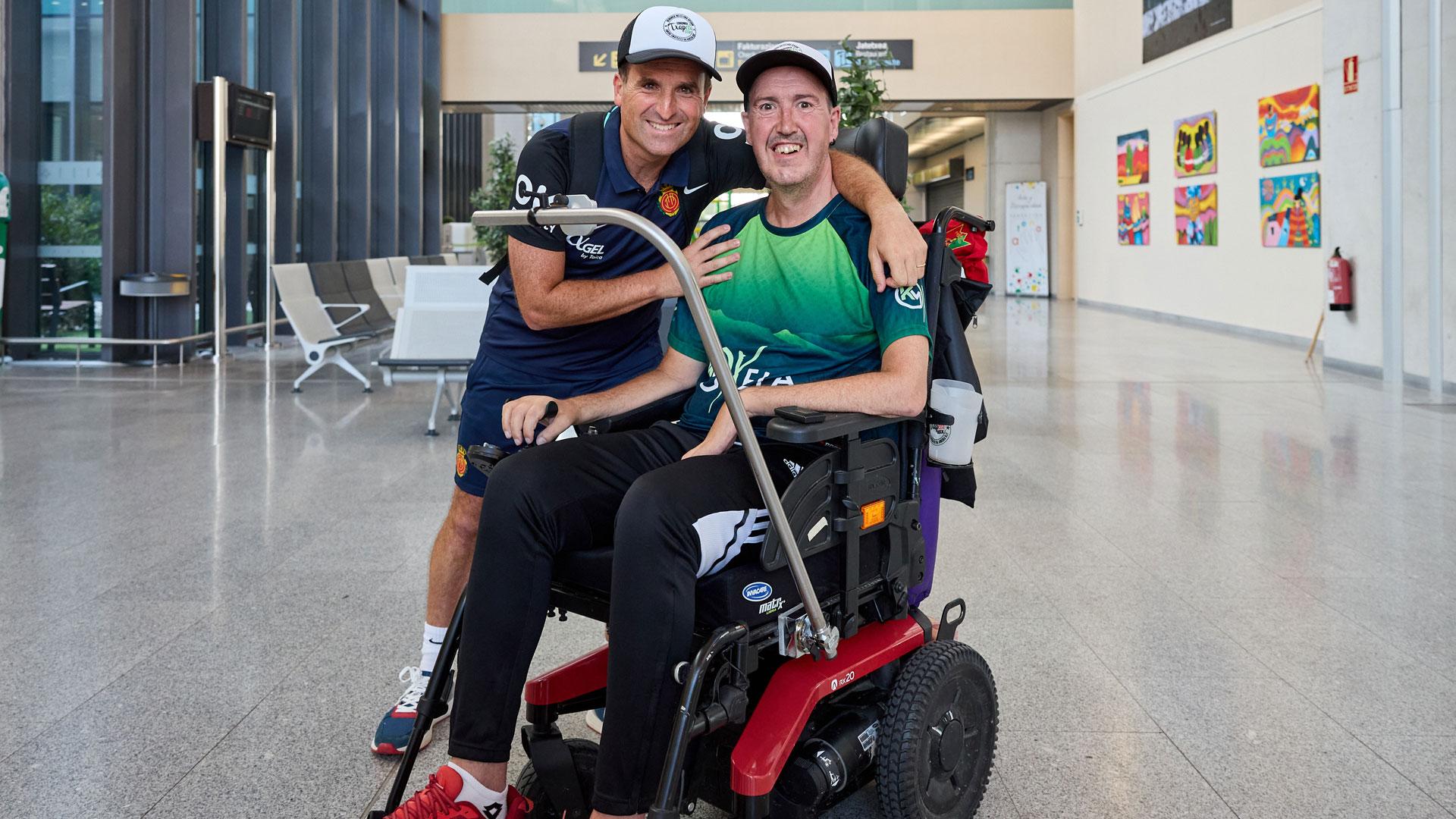 Alberto Armendáriz y Jagoba Arrasate, este viernes en Noáin. Txapela le quiso dar una sorpresa a su amigo, que se emocionó