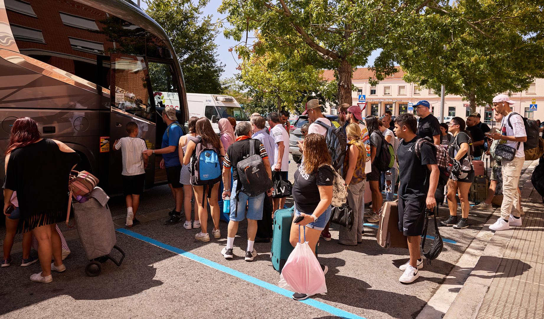 Pasajeros del Alvia Pamplona-Madrid, subiendo el pasado jueves a un autobús para desplazarse a Tafalla y coger allí el tren