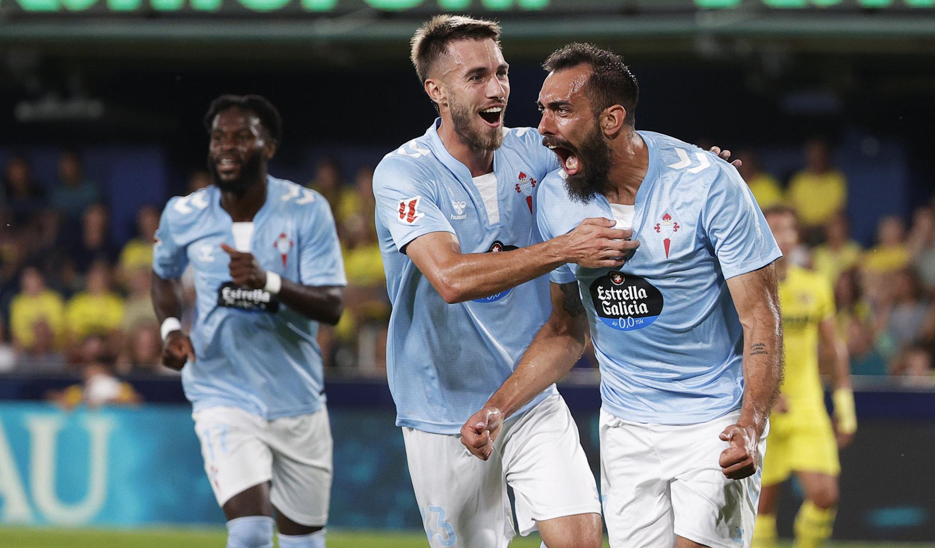Borja Iglesias, autor del primer tanto del encuentro, felicitado por Mingueza, quien marcó un gol y dio una asistencia