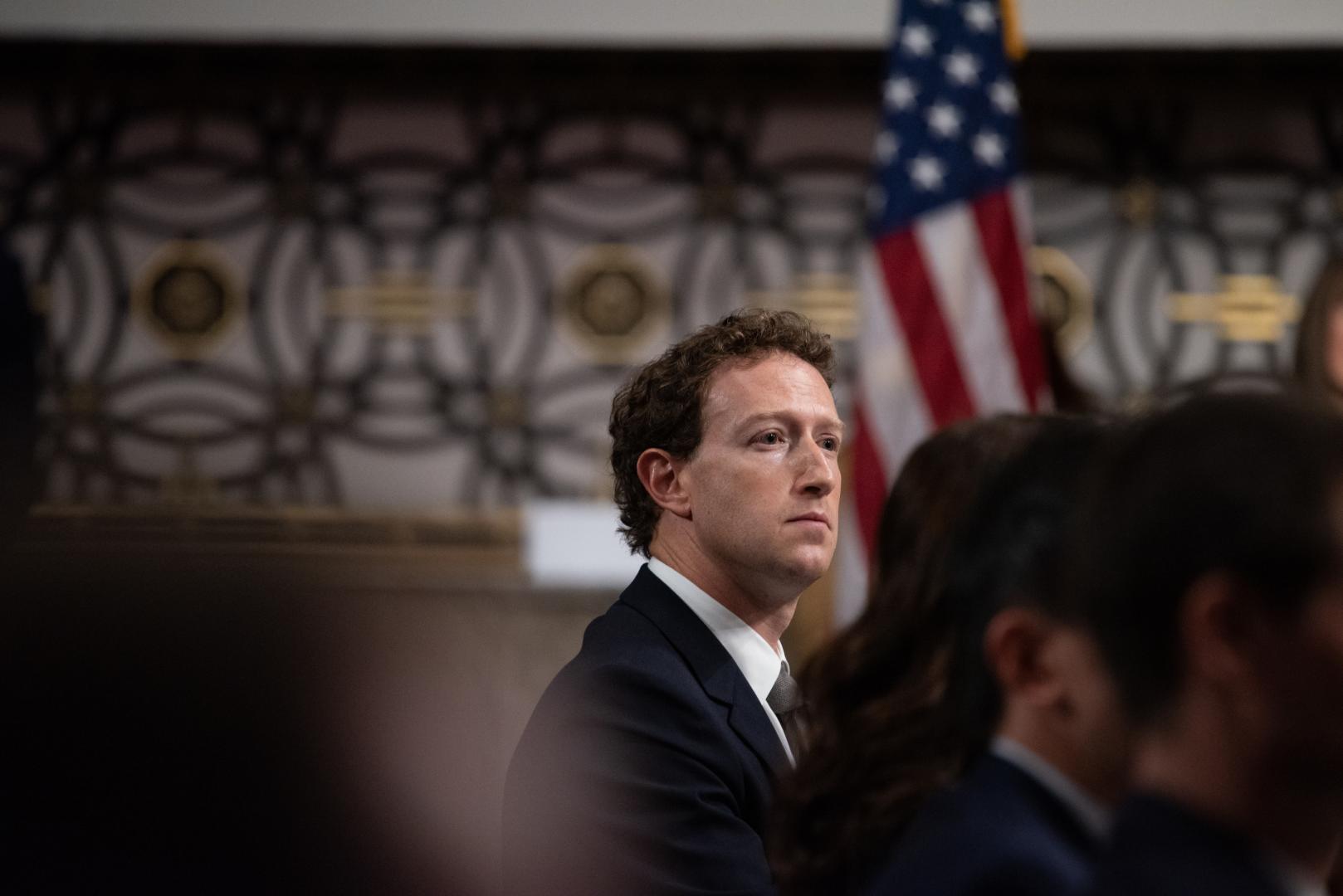 El director ejecutivo de Facebook, Mark Zuckerberg, en una audiencia judicial del Senado "para examinar las grandes tecnologías y la crisis de explotación sexual infantil en línea" en el edificio de oficinas del Senado de Dirksen en Washington, D.C.