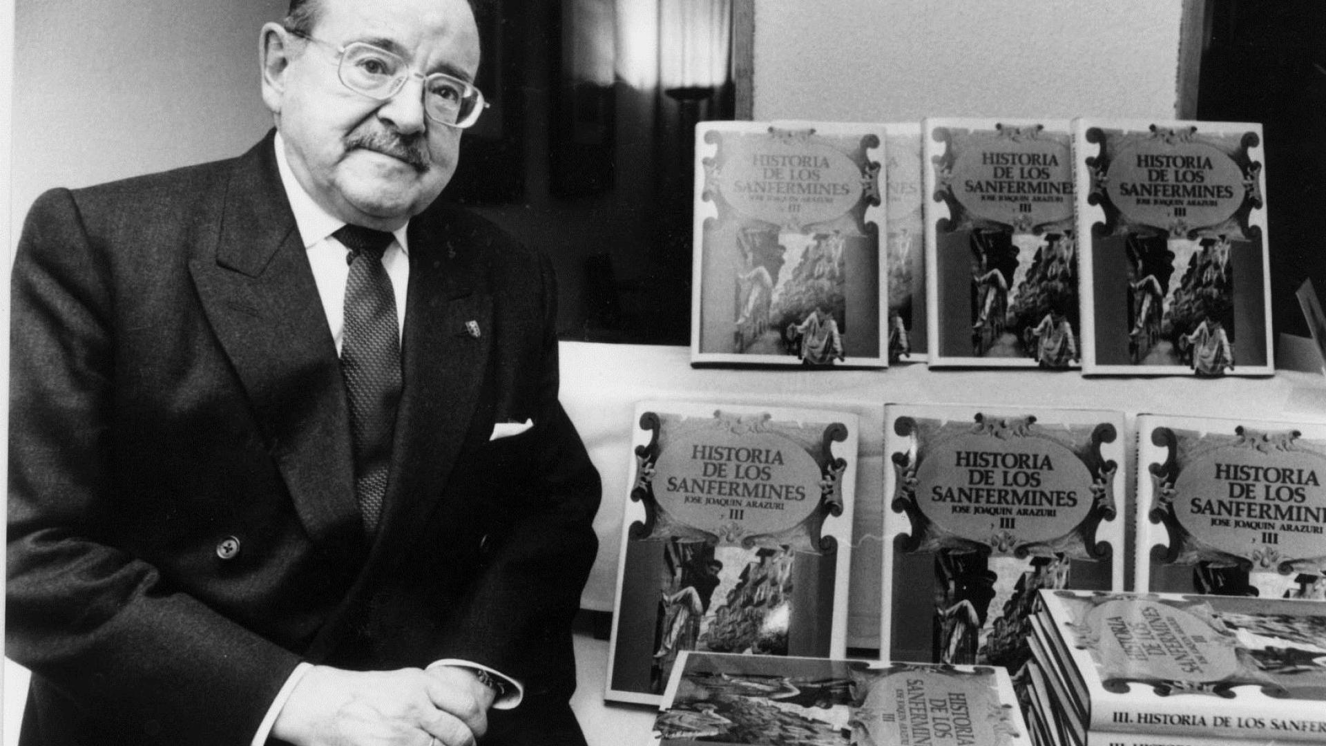 José Joaquín Arazuri, en 2001, con su libro 'Historia de los Sanfermines'