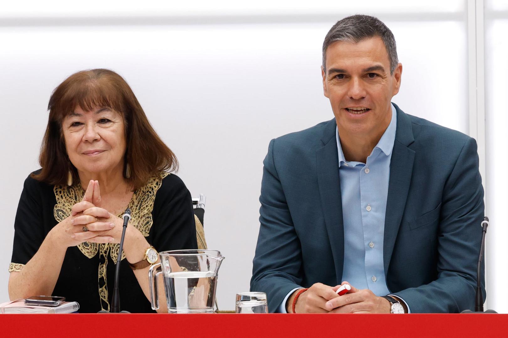 -El líder socialista y presidente del Gobierno, Pedro Sánchez y la presidenta del Partido Socialista Obrero Español Cristina Narbona, este lunes durante la reunión de la Comisión Ejecutiva Federal de PSOE