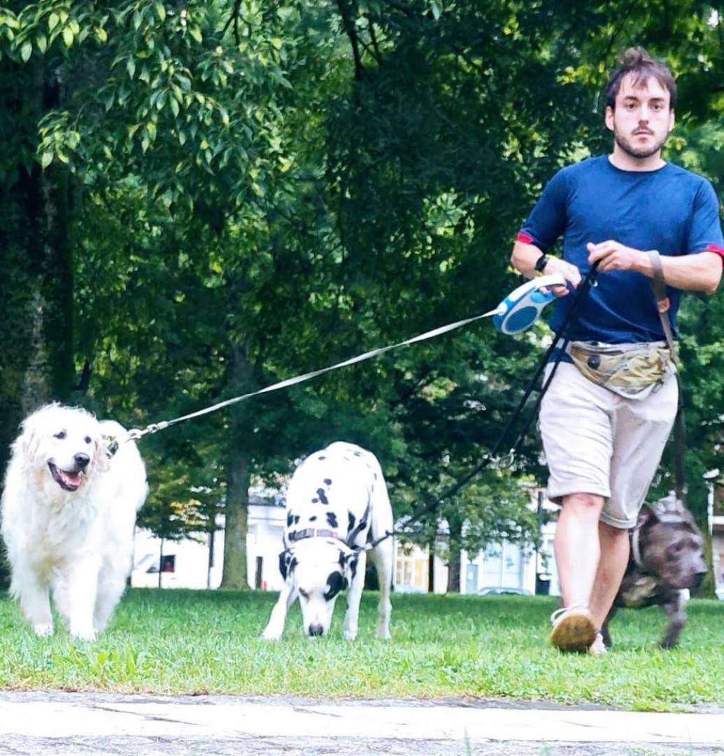 Samuel Beguiristáin, con tres perros en la Vuelta del Castillo de Pamplona
