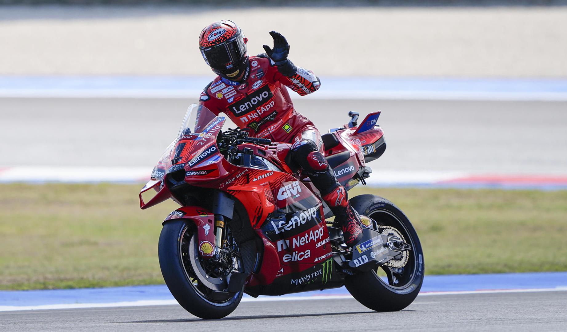 Francesco Bagnaia saluda tras finalizar la primera ronda de libres en el circuito de Misano