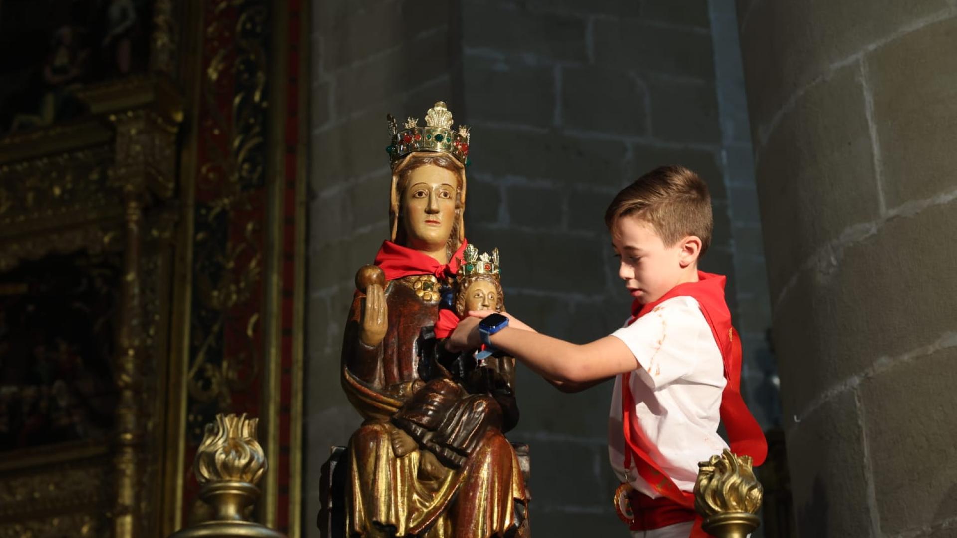 Se ha subido a la figura de la Virgen de la Paz para colocarle el pañuelo al Niiño en el día en el que los más pequeños de la localidad son los protagonistas de la jornada festiva