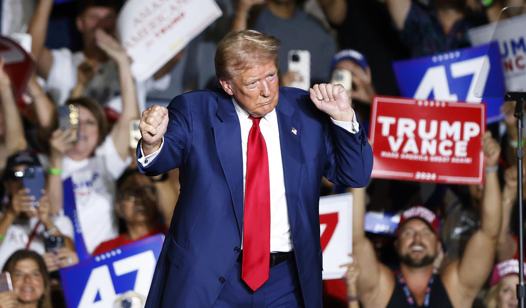 El expresidente Donald Trump baila durante un acto en el  World Market Center en Las Vegas
