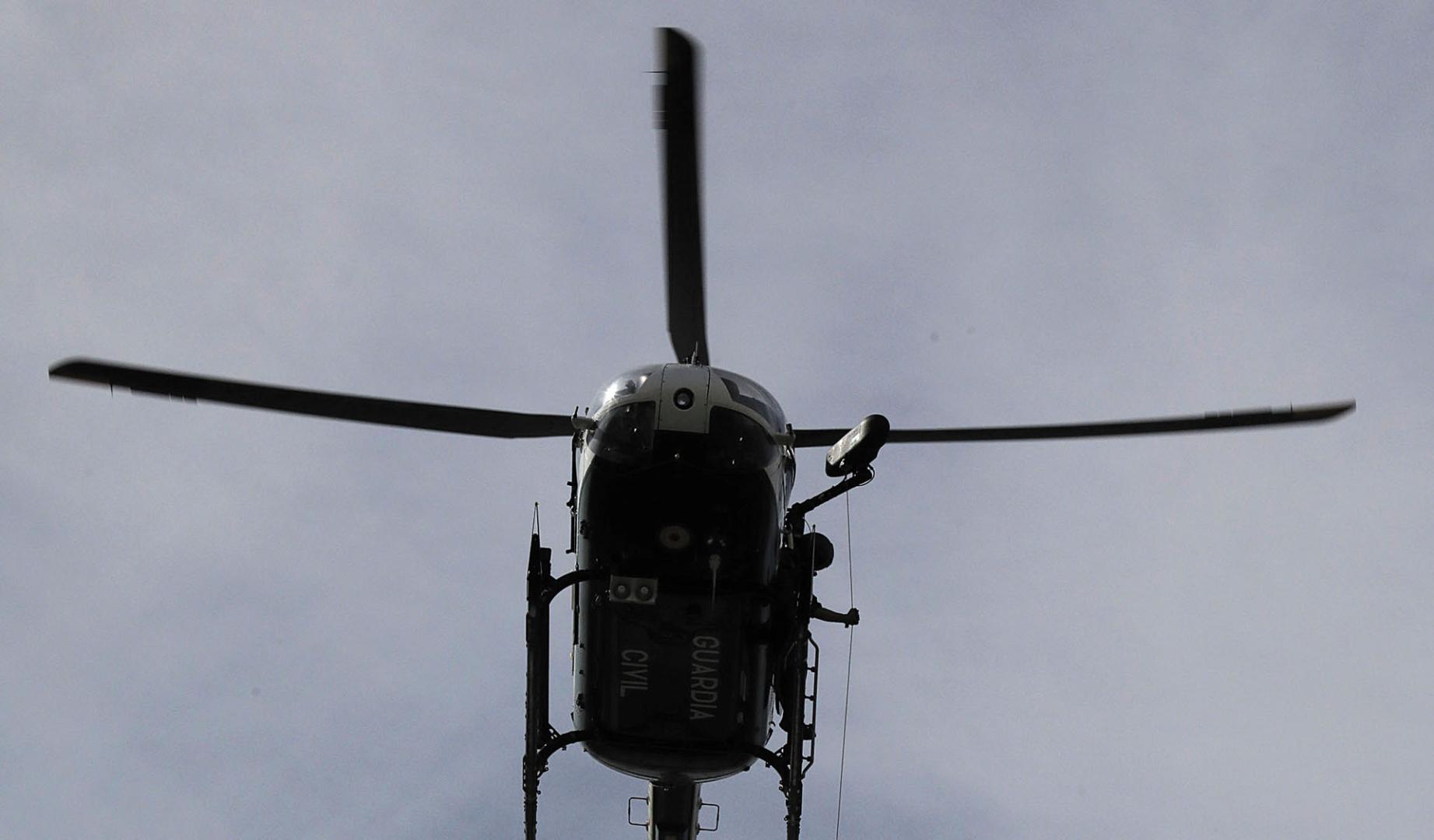 Un agente del GREIM, durante una intervención con el helicóptero