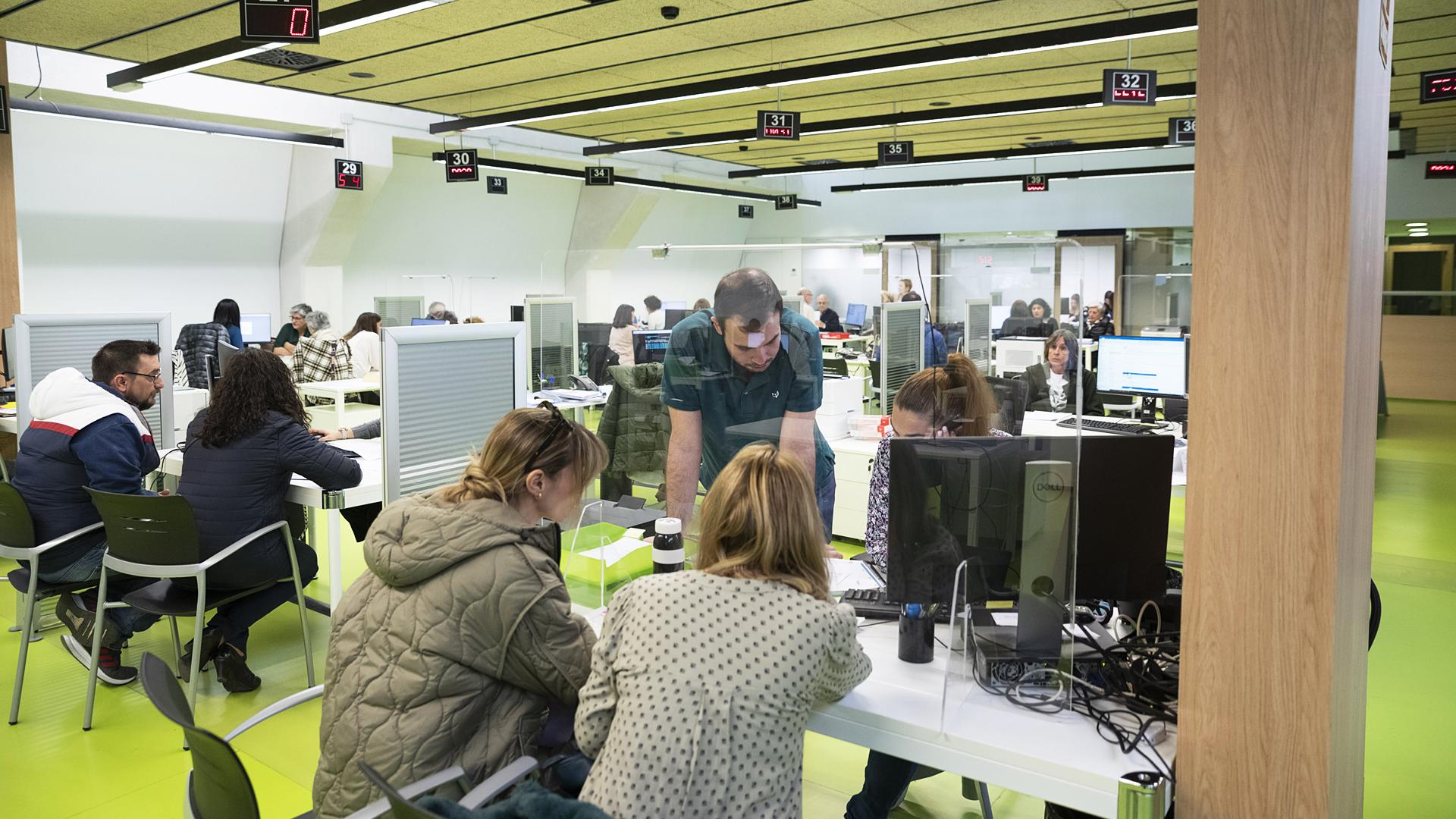 Varias personas son atendidas en la oficina de la Hacienda Foral en la calle Esquíroz de Pamplona