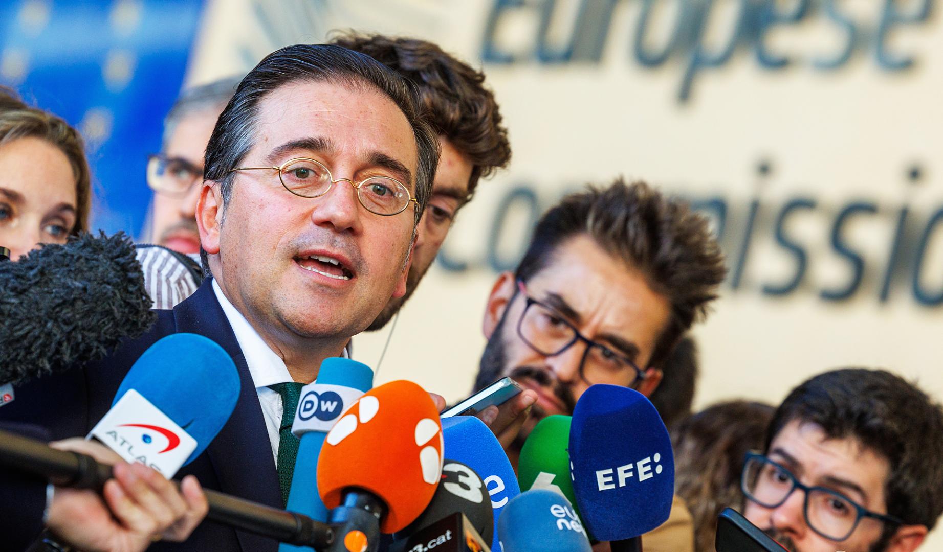 El ministro de Asuntos Exteriores, José Manuel Albares, atiende a los medios antes de una reunión en Bruselas
