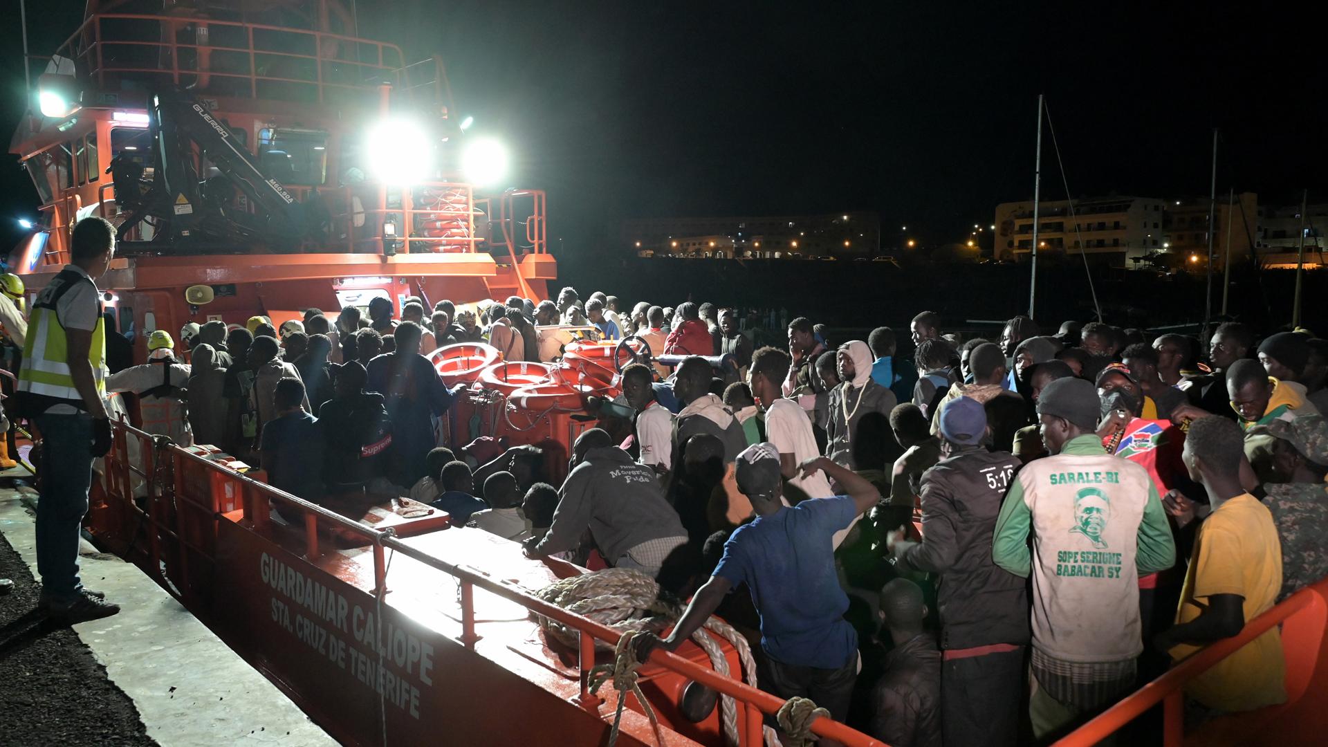 Dos embarcaciones de Salvamento Marítimo, la Salvamar Adhara y la Guardamar Caliope, desembarcan en el puerto de La Restinga, en El Hierro, a 327 inmigrantes subsaharianos rescatados de dos cayucos localizados en el Atlántico, en aguas al sur de la isla