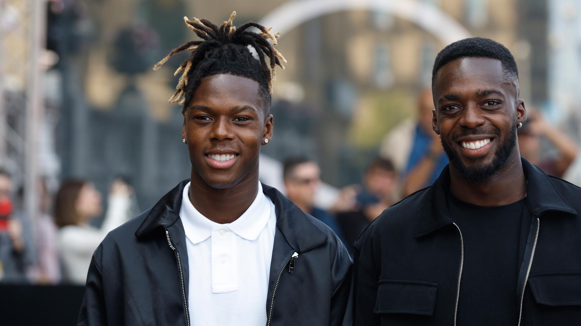 Los futbolistas Nico (i), e Iñaki Williams (d), a su llegada este viernes al hotel que aloja a los invitados de la 72 edición del Festival de Cine de San Sebastián
