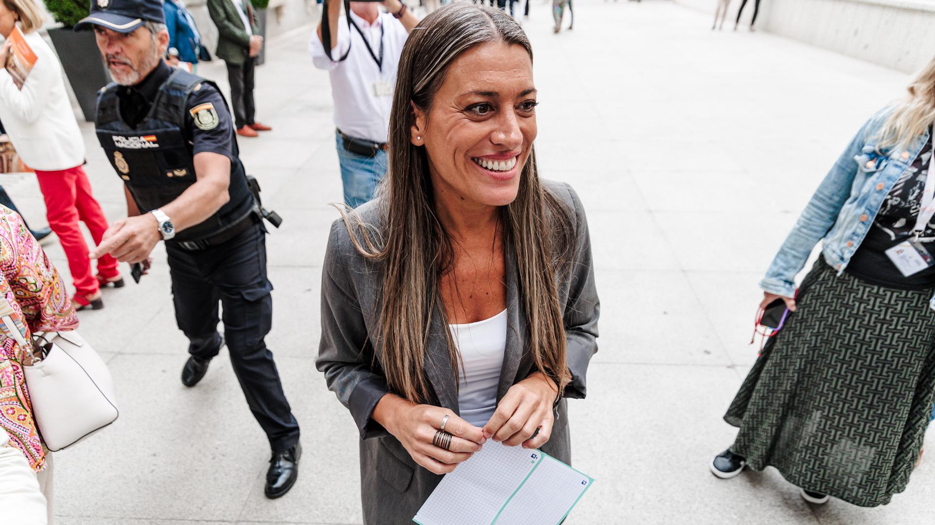 Miriam Nogueras (Junts) ofrece declaraciones a los medios sobre la seda de déficit en el Congreso de los Diputados