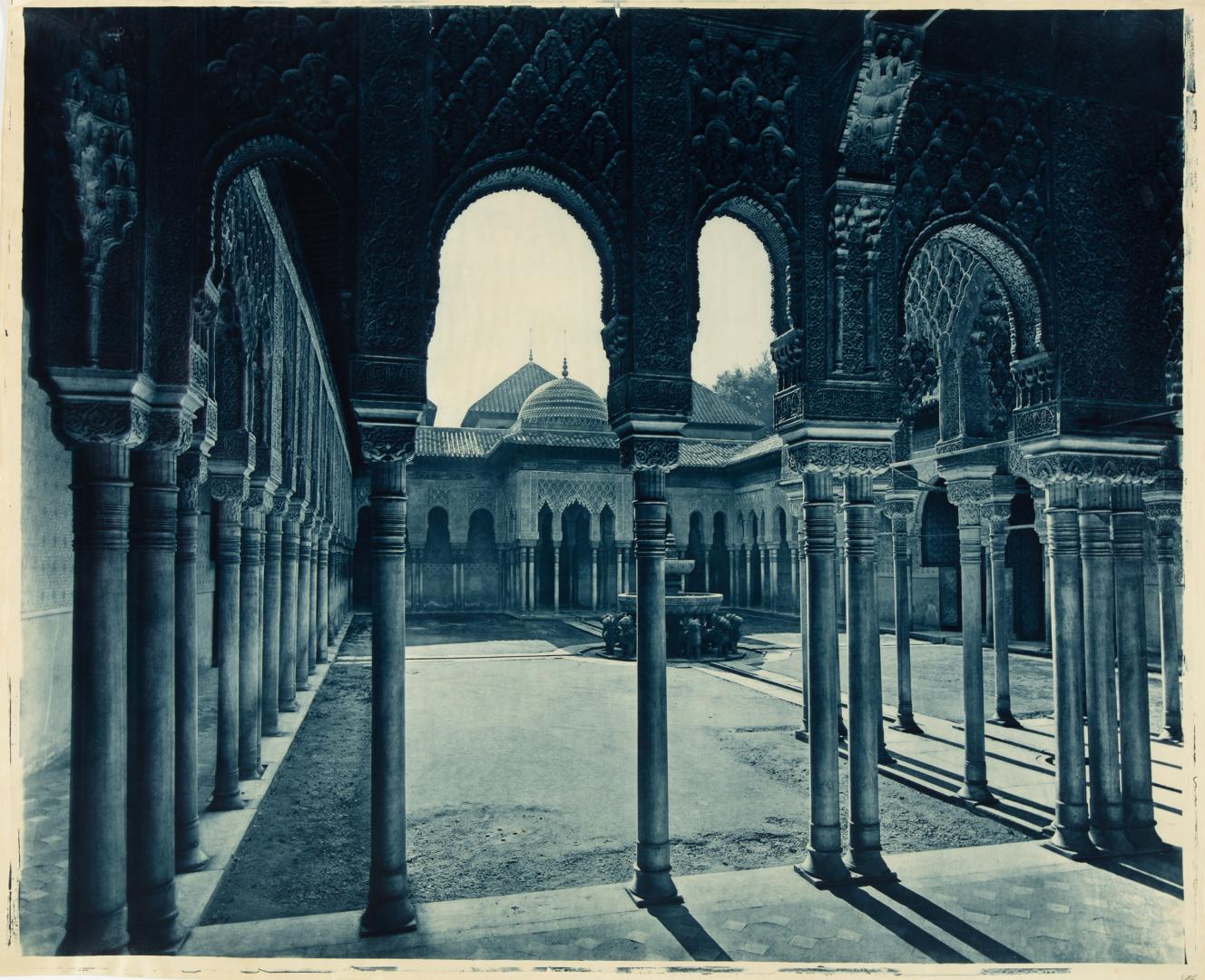 'Alhambra. Patio y fuente de los leones'