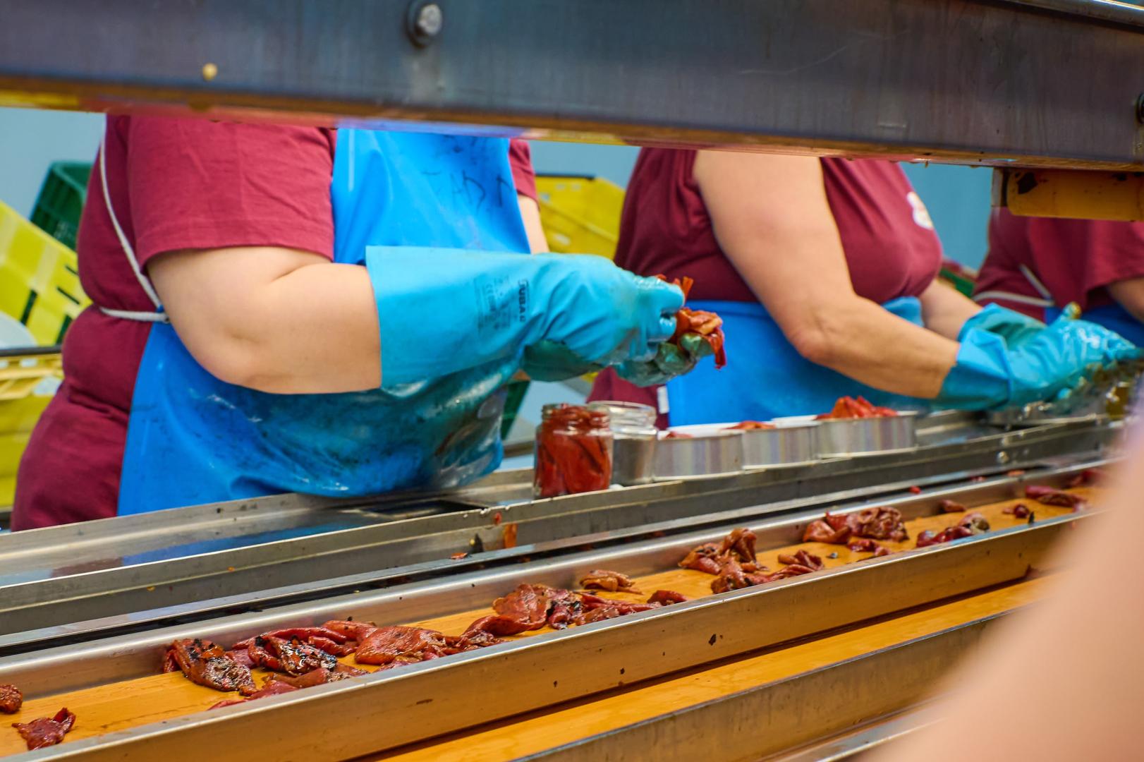 Momento de elaboración de pimiento de piquillo en la conservera Dantza