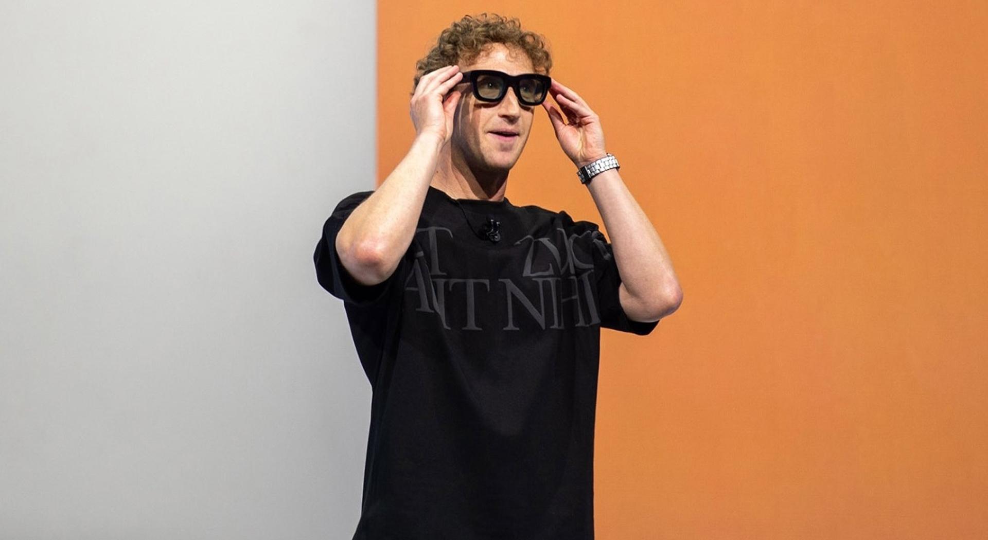 Mark Zuckerberg, en la presentación de las gafas Orion, luciendo en su camiseta el mensaje "Aut Zuck aut nihil"