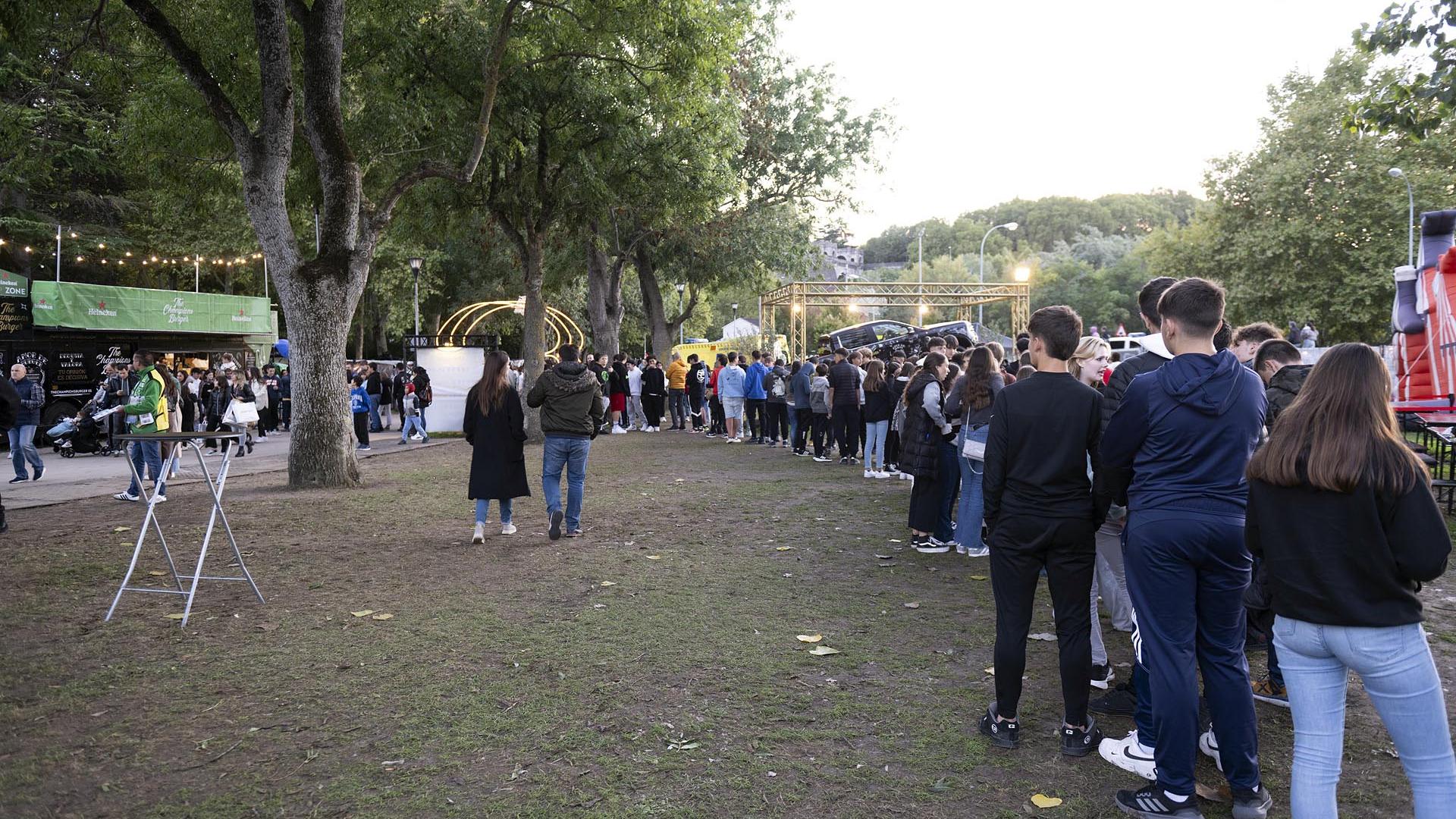 Continúa la gran afluencia de publico en The Champions Burger