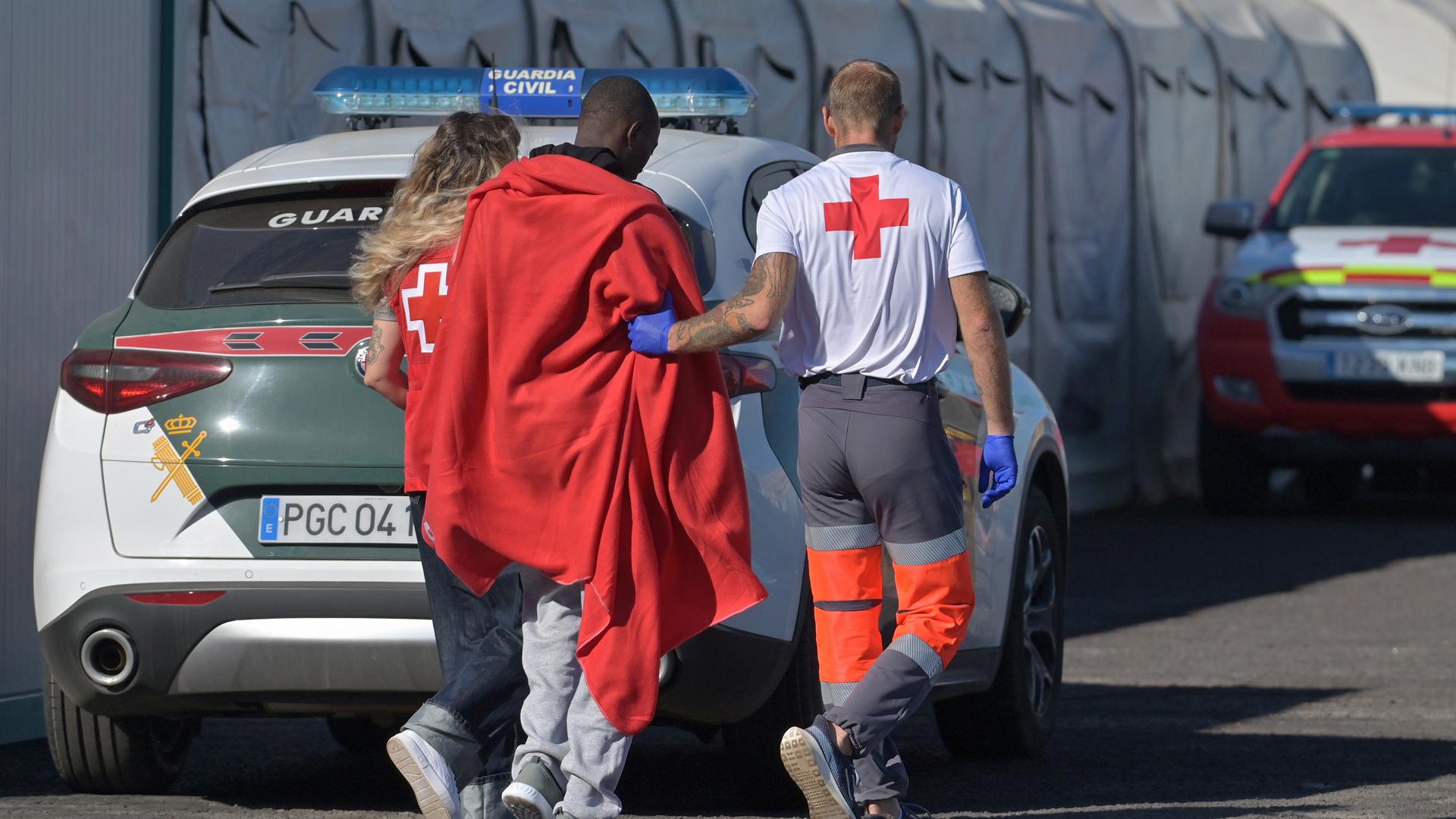 Imagen de una de las personas rescatadas de una embarcación en Lanzarote este viernes, 27 de septiembre
