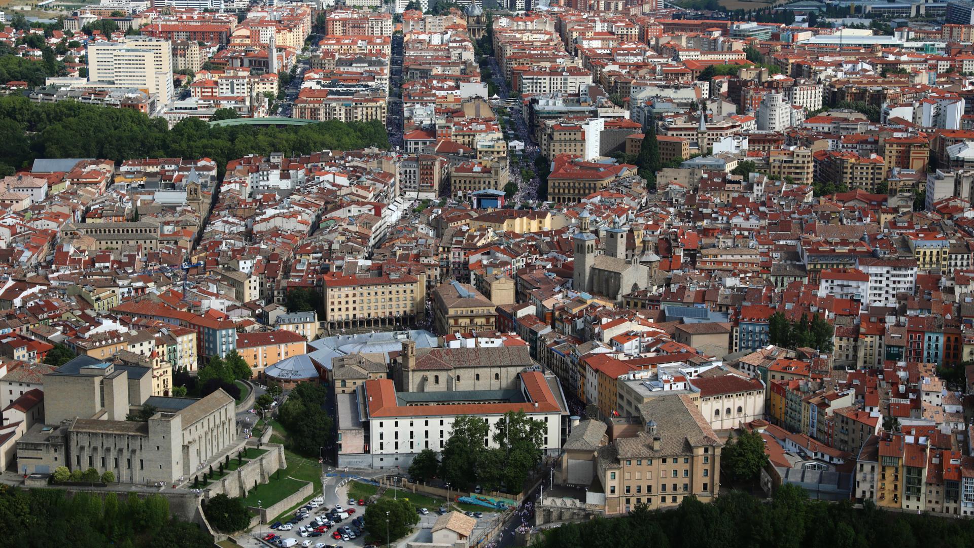 Vista del Casco Antiguo de Pamplona, el II Ensanche y Lezkairu al fondo