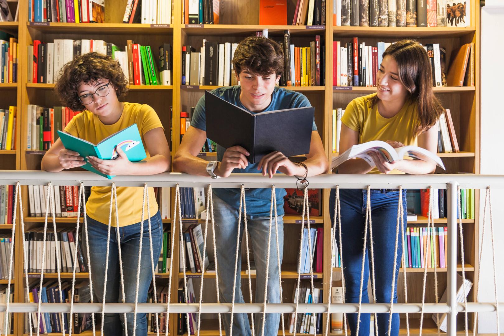 El informe de 2023 del Barómetro de Hábitos de Lectura y Compra de Libros en España señala que los jóvenes están a la cabeza en lectura entre la población española