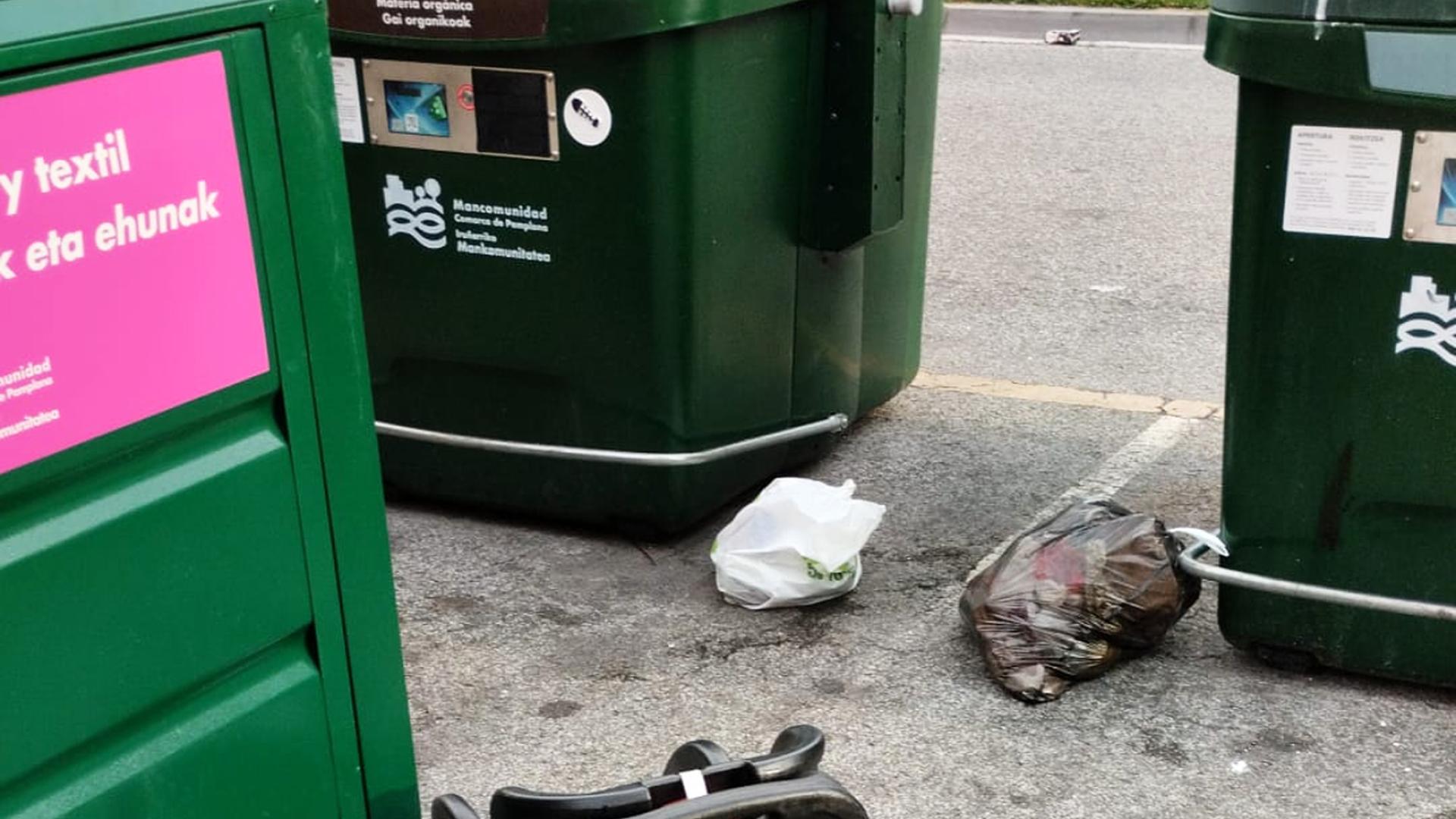 Fotos del bolseo en contenedores de Buztintxuri con restos de todo tipo fuera de los contenedores del barrio
