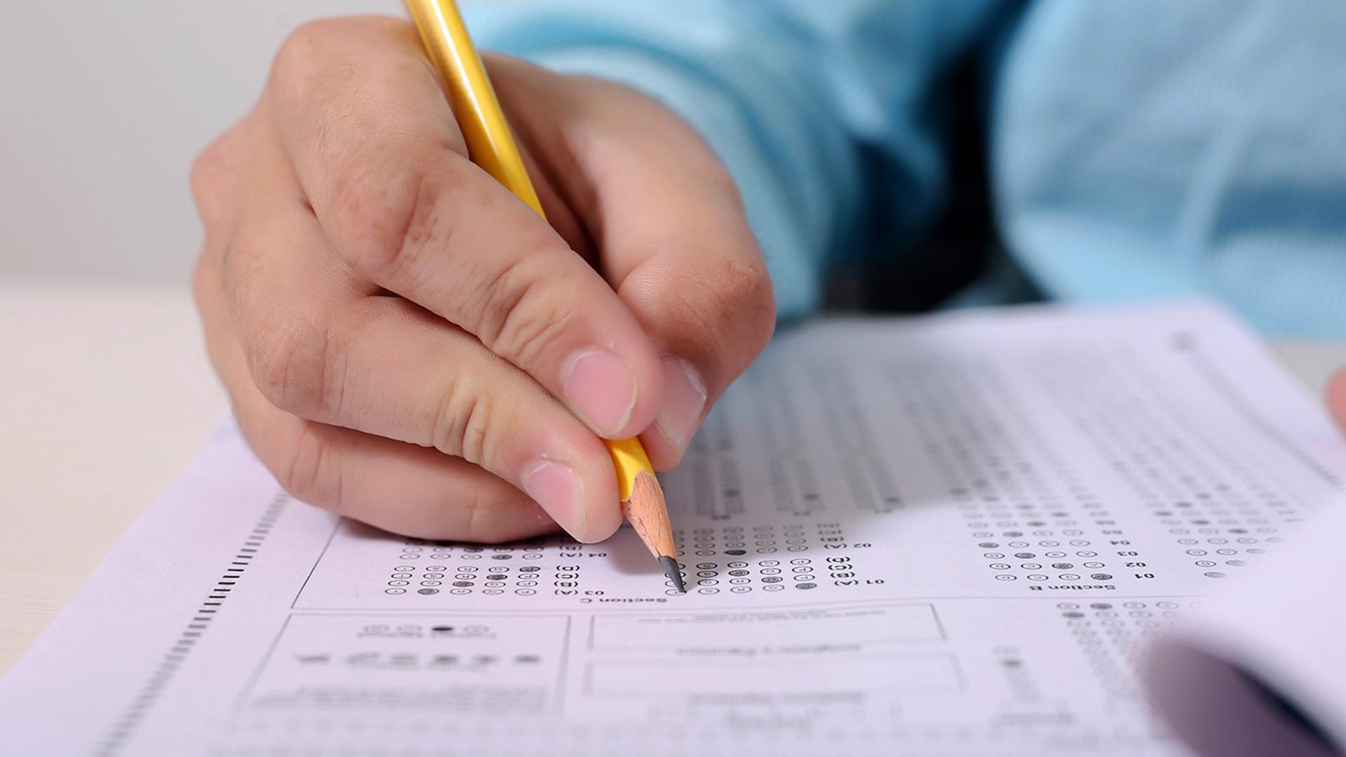 Una persona haciendo un examen