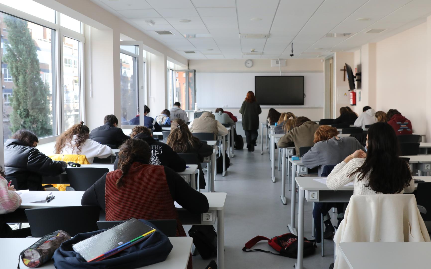 Un grupo de escolares durante un examen
Varios alumnos de la Facultad de Ciencias económicas de una Universidad realizan un examen, a 10 de enero de 2022, en Madrid, (España). Más de 8 millones de alumnos de toda España retoman hoy sus clases tras el periodo vacacional de Navidad. Aunque en un principio se desconocía si lo iban a hacer de manera presencial debido al aumento de contagios de Covid-19, finalmente el Gobierno y las autonomías han determinado su vuelta de manera habitual. La Comisión de Salud Pública por su parte ha recomendado cuarentena para todo un aula con al menos 5 casos de Covid-19, o en el caso de que estén afectados al menos el 20% de los alumnos.
10 ENERO 2022;COLEGIO;NAVIDAD;VACACIONES: MADRID
Marta Fernández Jara / Europa Press
10/01/2022