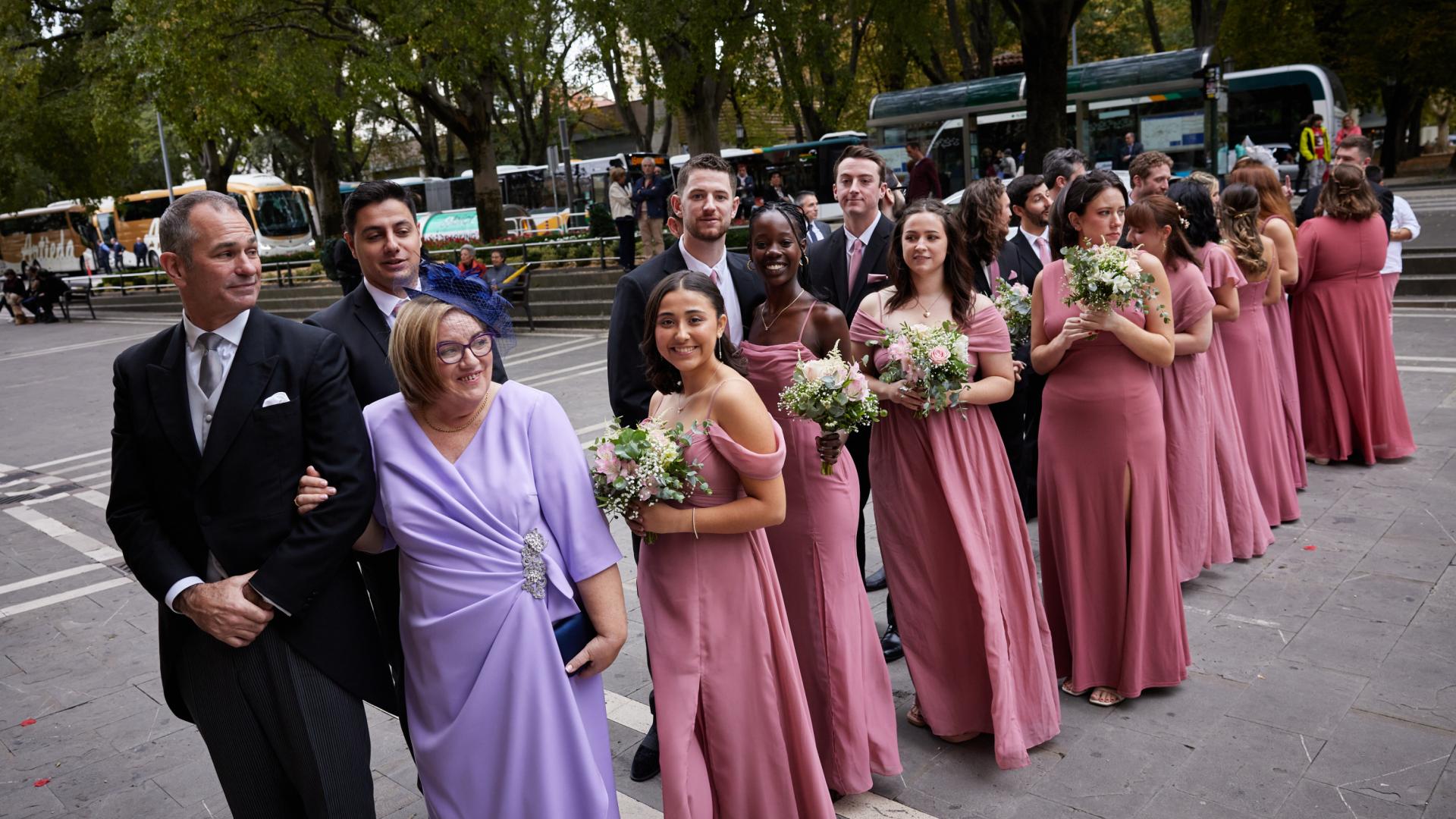 La capilla de San Fermín ha acogido este sábado la celebración del casamiento de la pamplonesa Helena Insausti y el americano Aiden Flynn, que se ha desarrollado en castellano e inglés y al que han asistido invitados de 10 países
