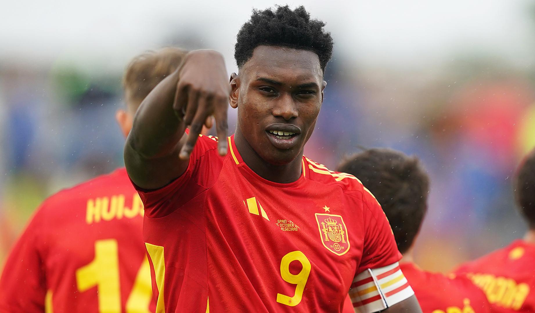 El delantero español Samu Omorodion celebrando un gol