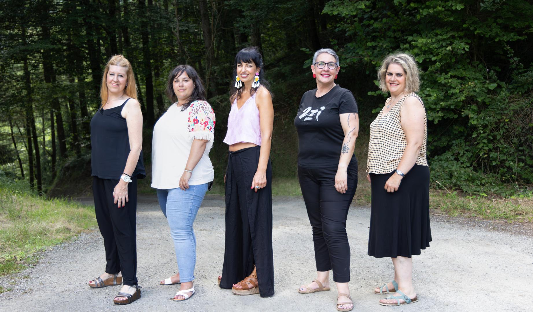 Desde la izquierda, Jaione Zabalo Juantorena, Edurne Mutuberria Estanga, Esther Riaño Zabaleta, Izaskun Iparragirre Baleztena y Edurne Lamuedra Rodríguez