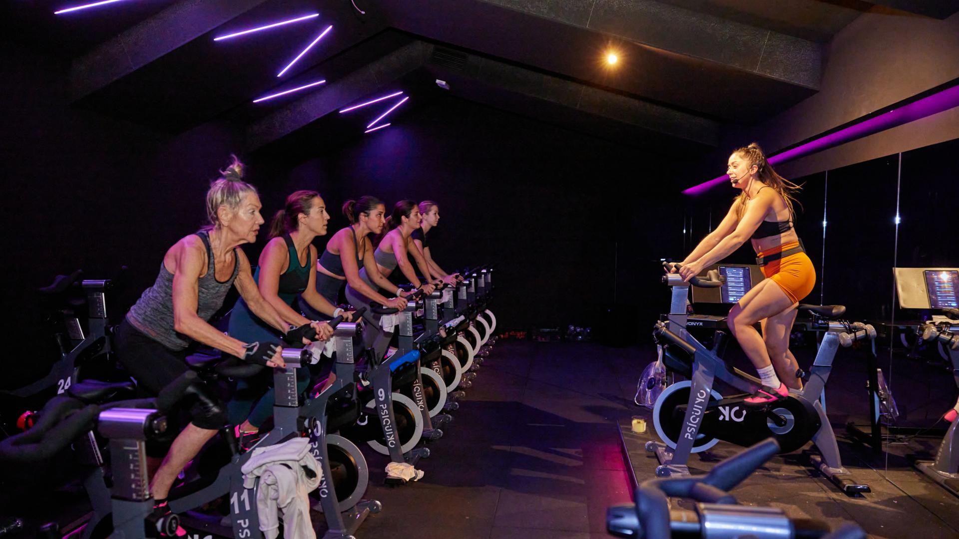 Una sesión de ‘ride’ dirigida por una monitora, con música y pequeñas coreografías, en Psiquiko Hiit and Ride, en la plaza de la Libertad