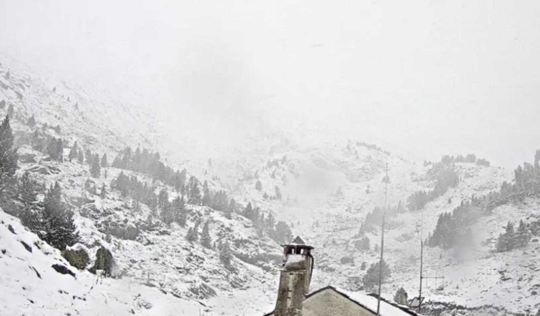 Imagen de la nevada captada por la webcam del refugio de la Renclusa (Benasque)