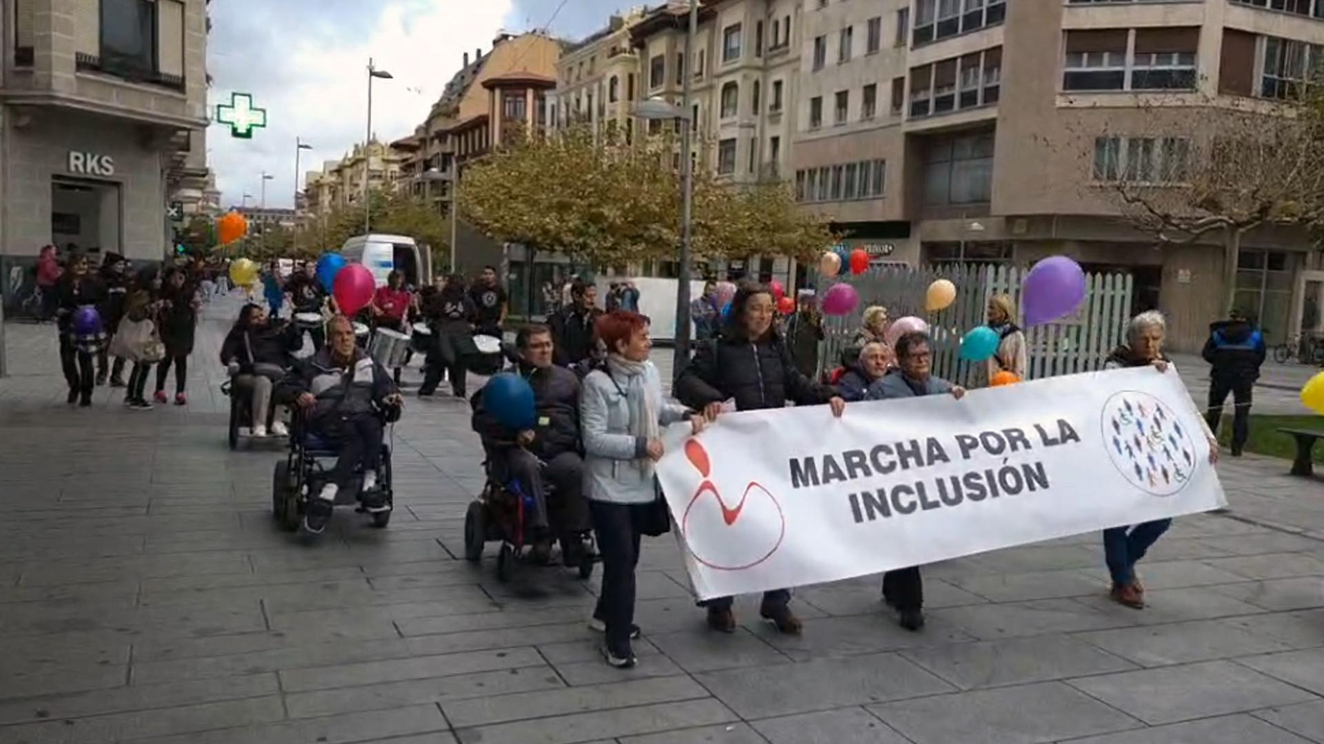 Este viernes ha tenido lugar la VII edición de la Marcha por la Inclusión, organizada por la Asociación Coordinadora de Personas con Discapacidad Física de Navarra. Durante la marcha, se ha reivindicado que se haga efectiva la igualada de oportunidades en todas las áreas de la vida y que haya una participación real en la sociedad para todas las personas.