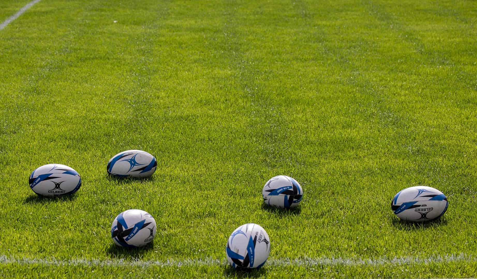 Varios balones de rugby