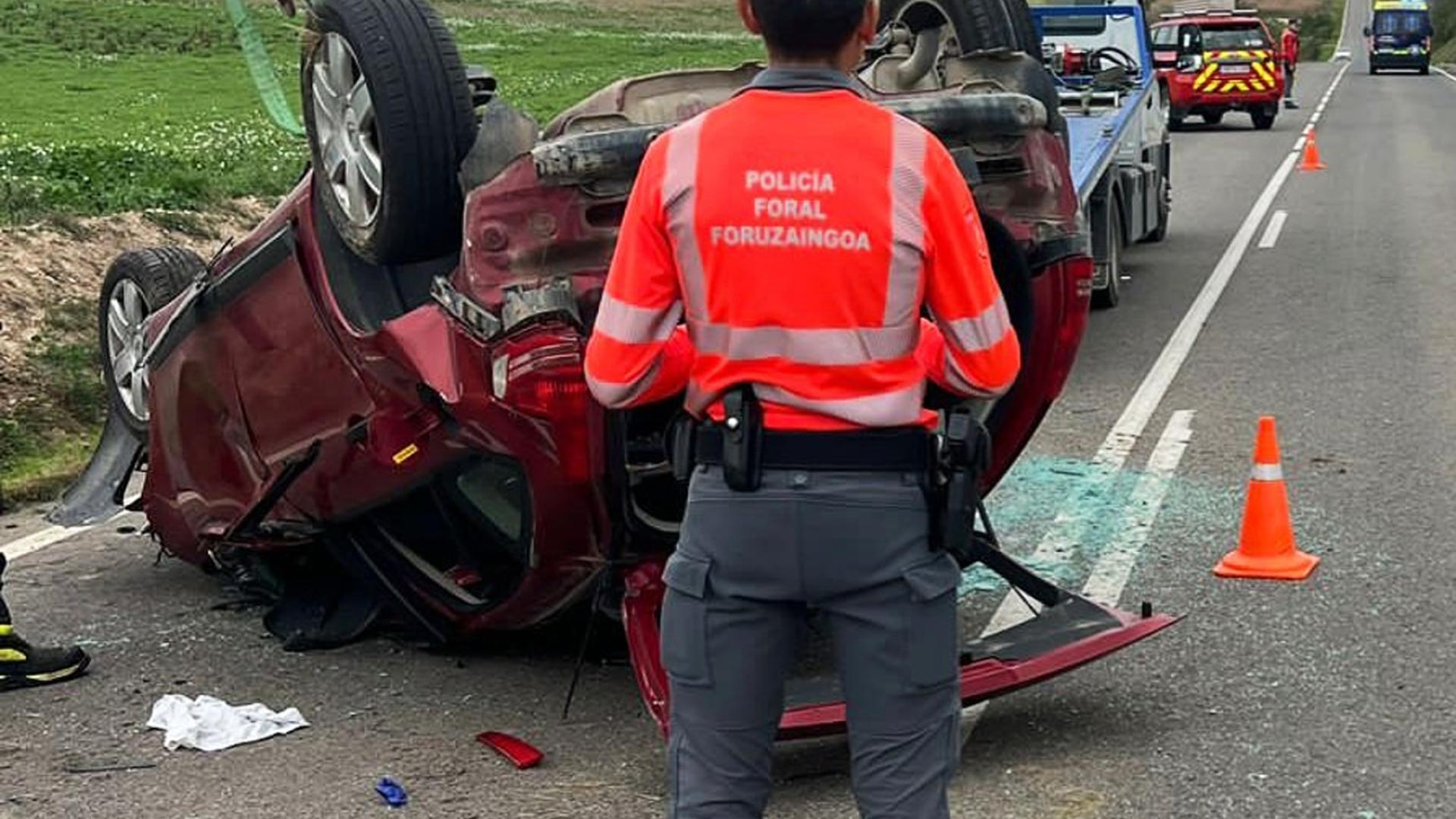 Vídeo de la atención de Policía Foral en un vuelco en la NA-115 en Peralta