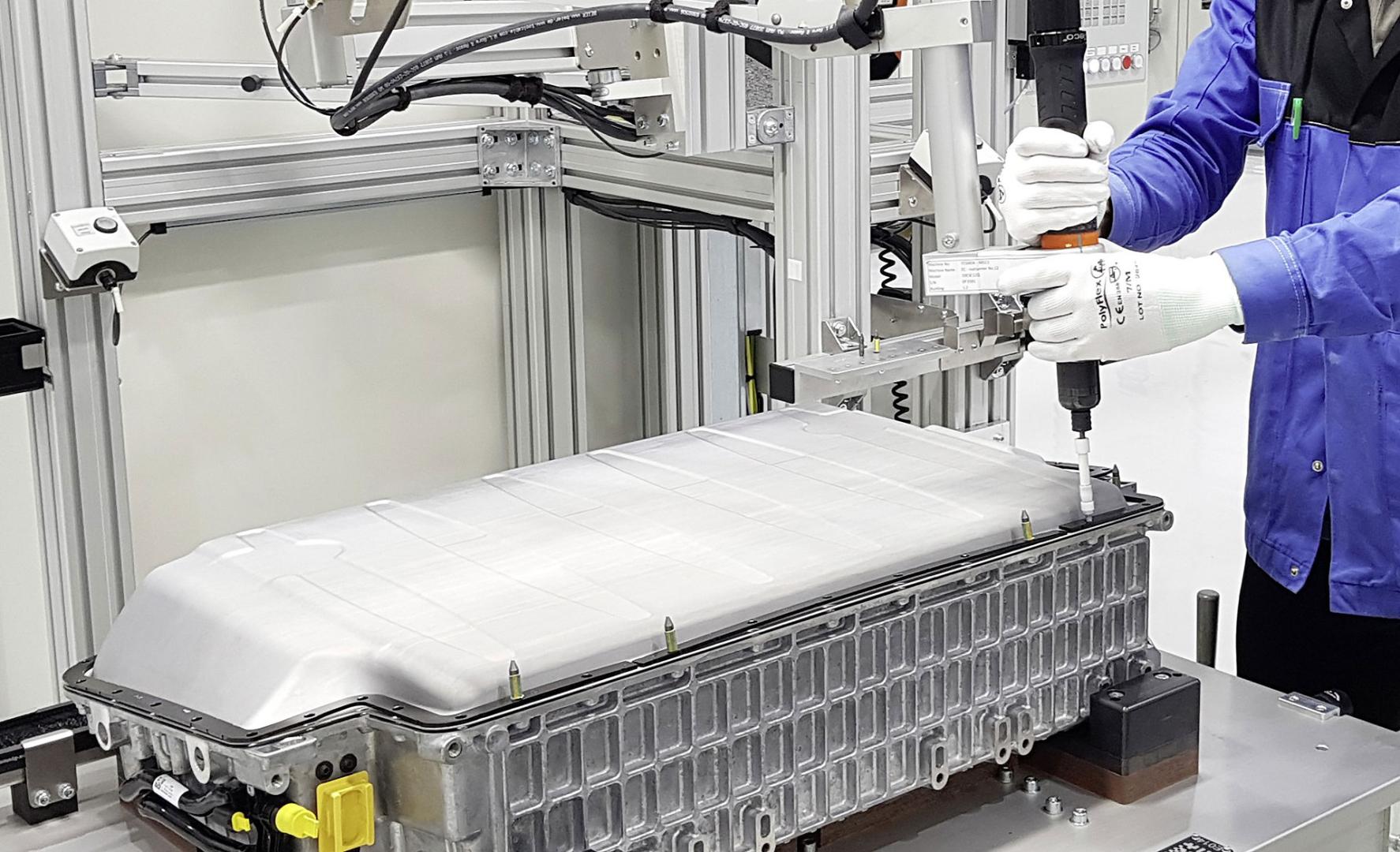 Un operario trabaja en el interior de una fábrica