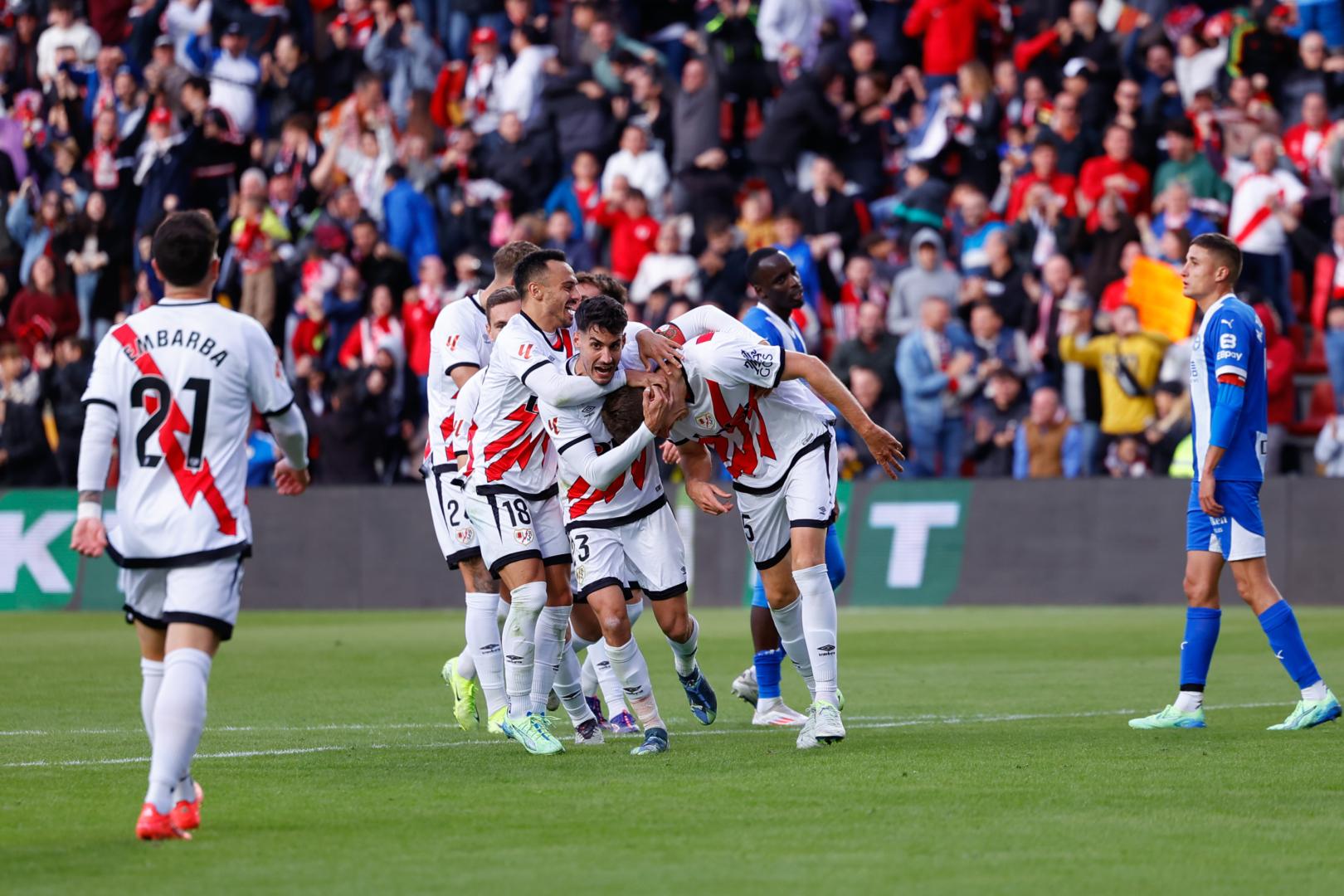 Rayo Vallecano celebra un gol durante la Liga española en el partido de fútbol disputado entre el Rayo Vallecano y el Deportivo Alaves en el Estadio de Vallecas