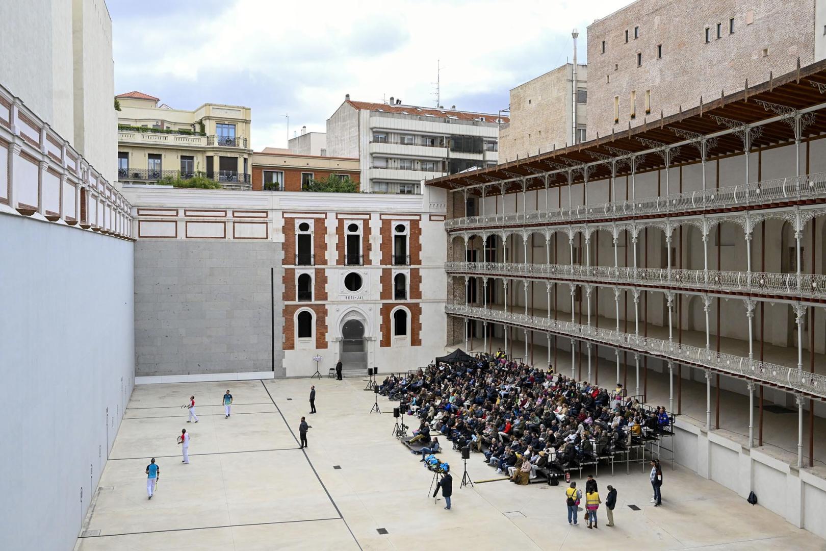 Fotos de la reapertura del histórico frontón Beti Jai de Madrid