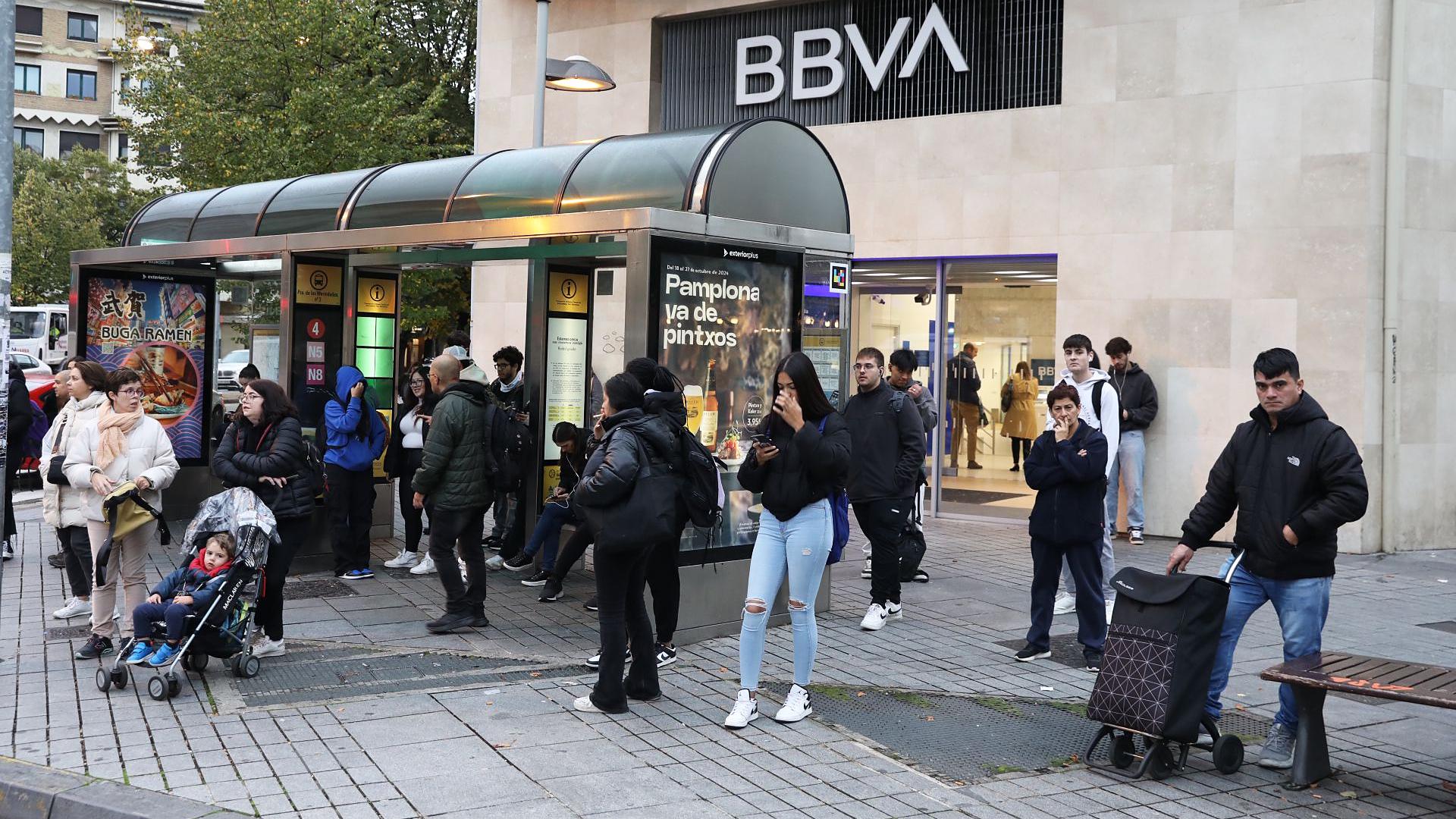 Imágenes de las paradas de villavesas en Pamplona con motivo de la huelga en el transporte de este lunes, 28 de octubre