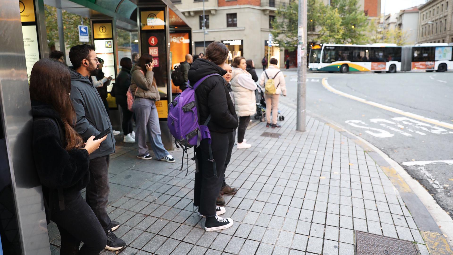 Imágenes de las paradas de villavesas en Pamplona con motivo de la huelga en el transporte de este lunes, 28 de octubre