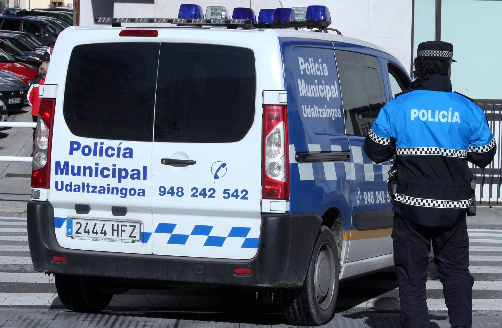 Imagen de archivo de un policía municipal de Burlada en labores de tráfico