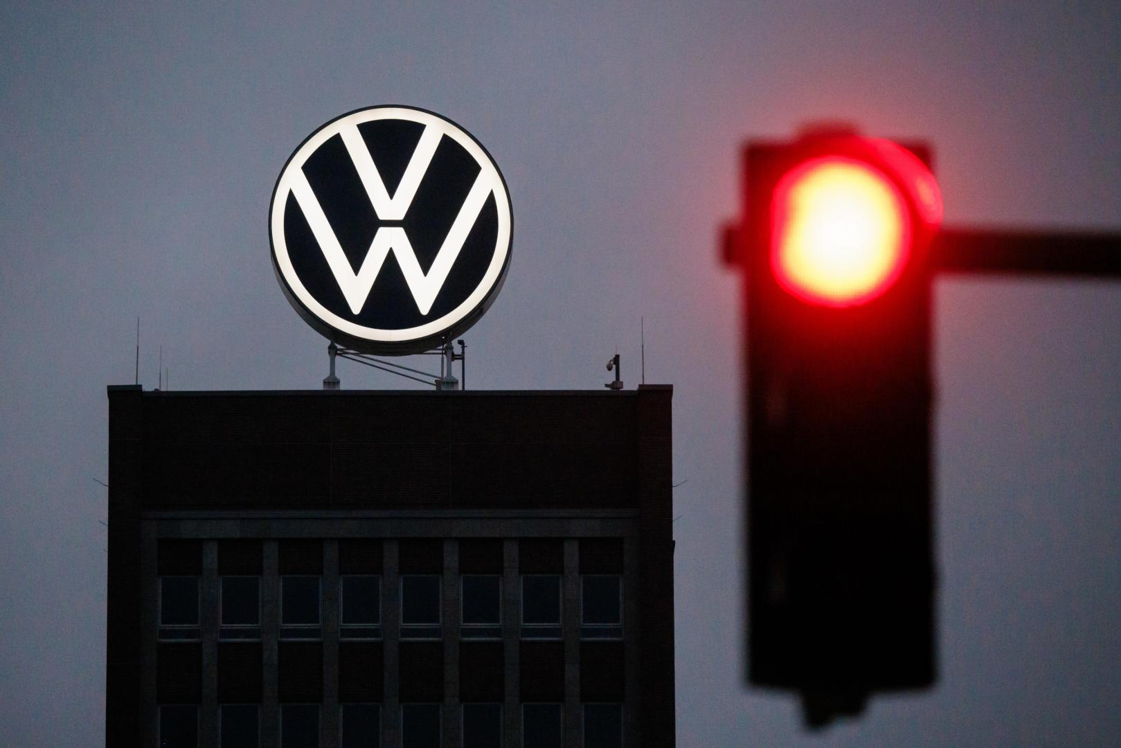El logo de Volkswagen en la factoría de Wolfsburgo