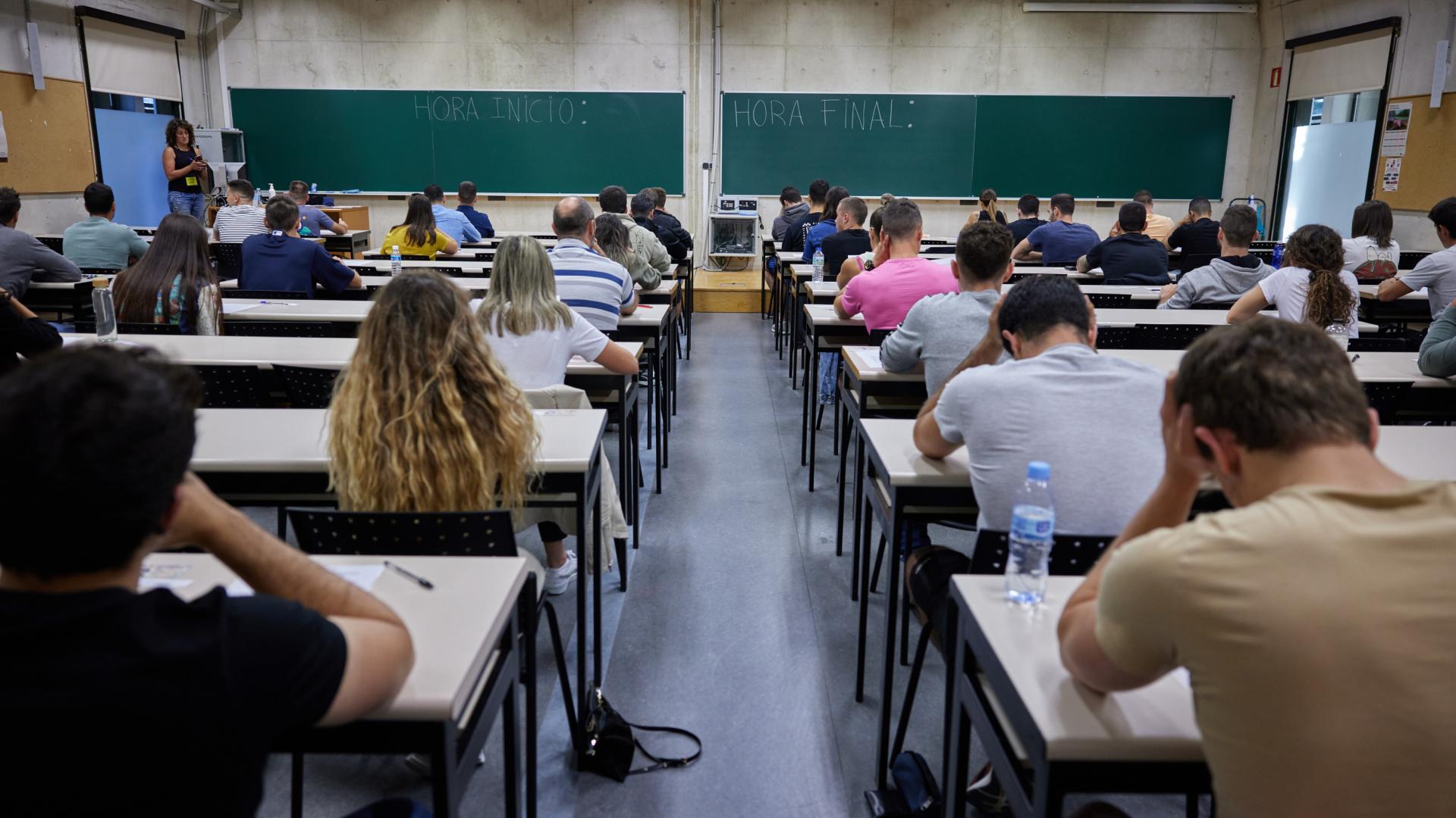 Aspirantes a las oposiciones de policía foral en septiembre de 2023, en la UPNA.