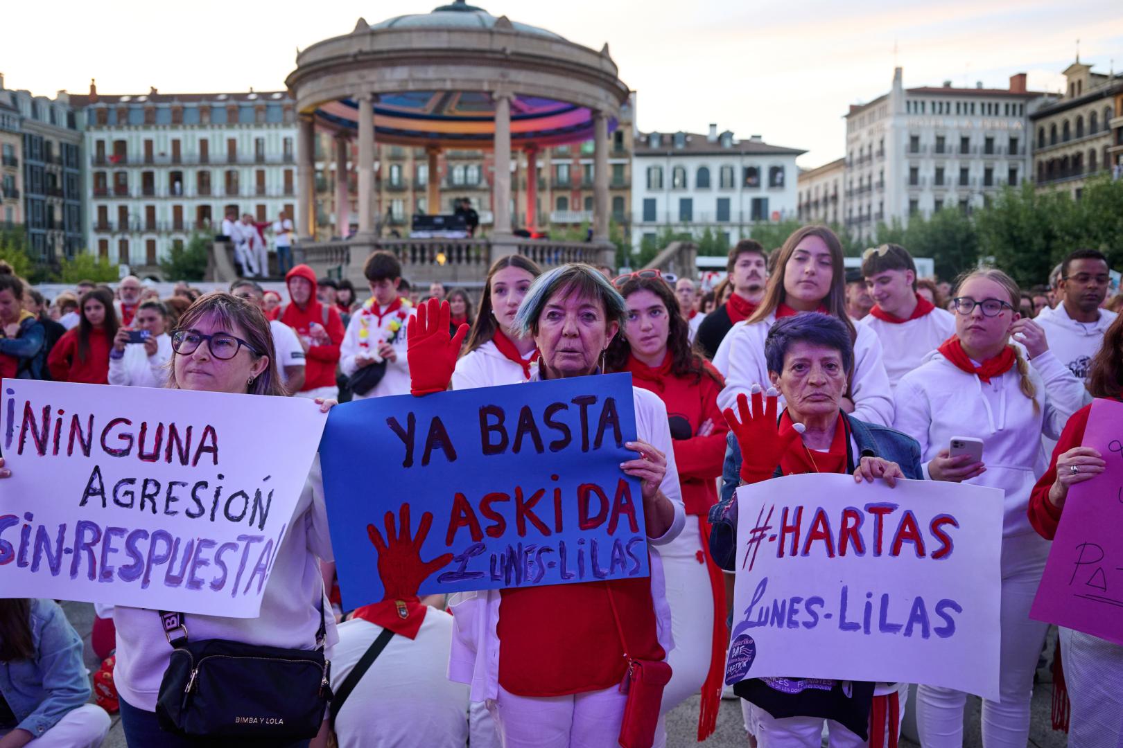 Varias mujeres se manifiestan contra las agresiones sexuales en los Sanfermines de este año